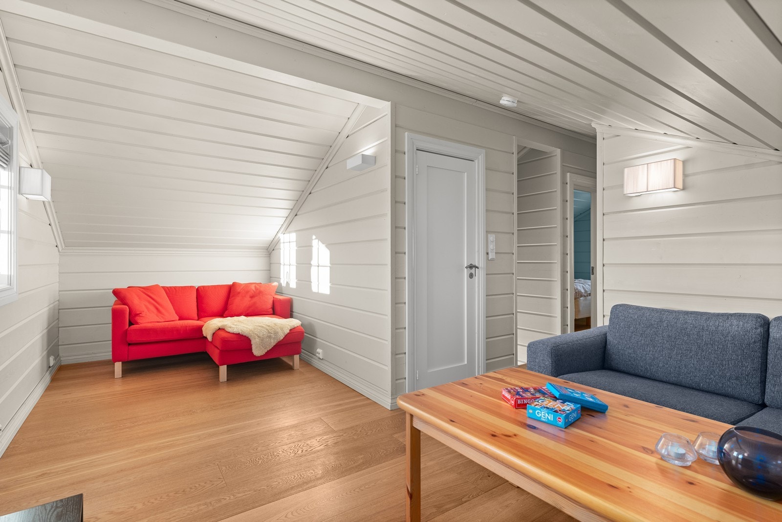 På loftet er det loftstue, to soverom og toalettrom med opplegg for vaskemaskin. Galleribilde