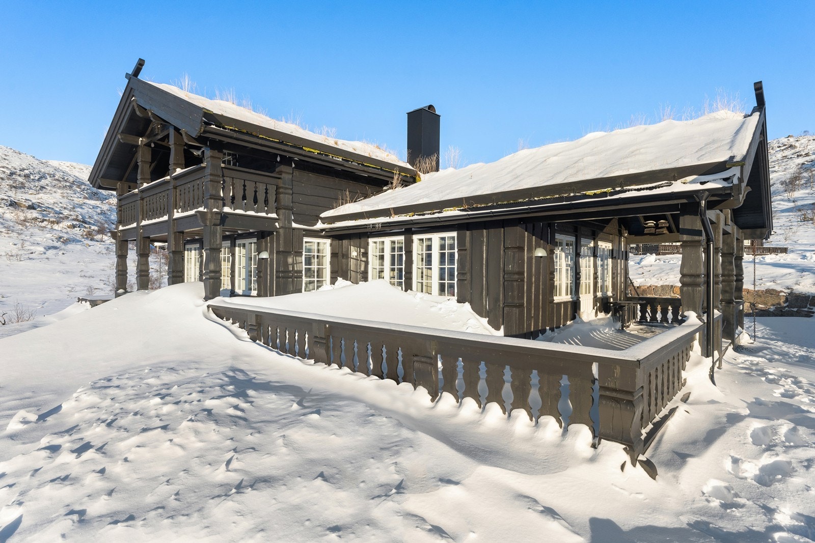 Stor terrasse som er delvis overbygd. Galleribilde