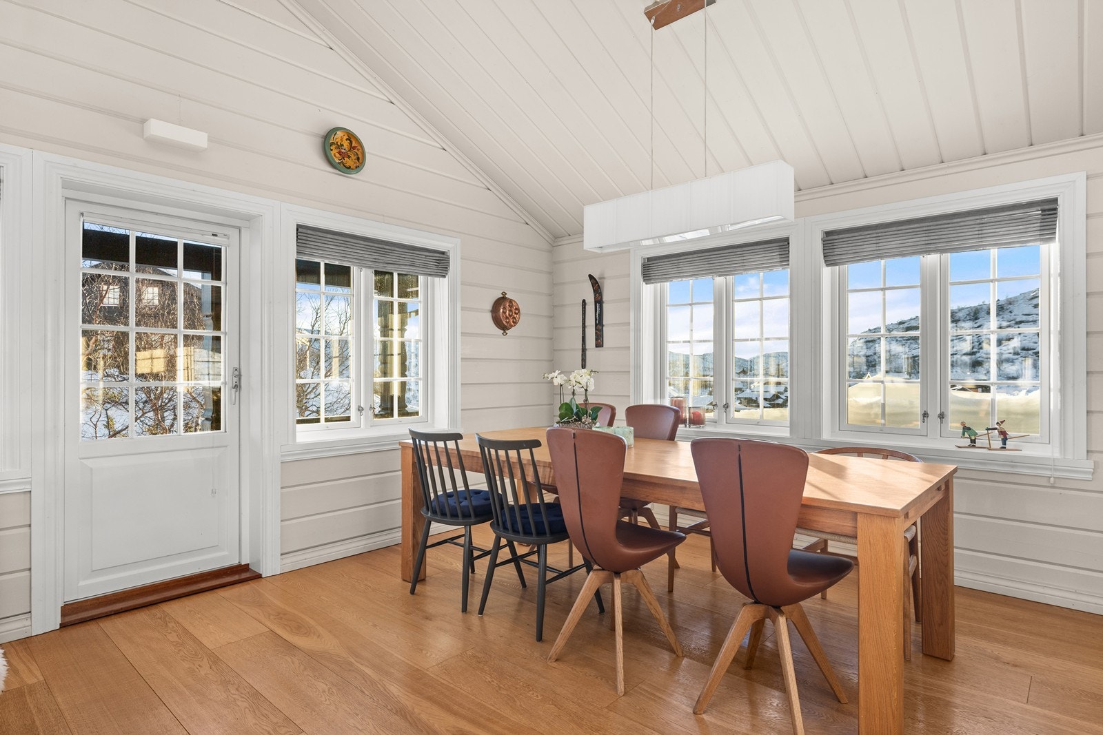 God plass til langbord ved kjøkkenet. Galleribilde