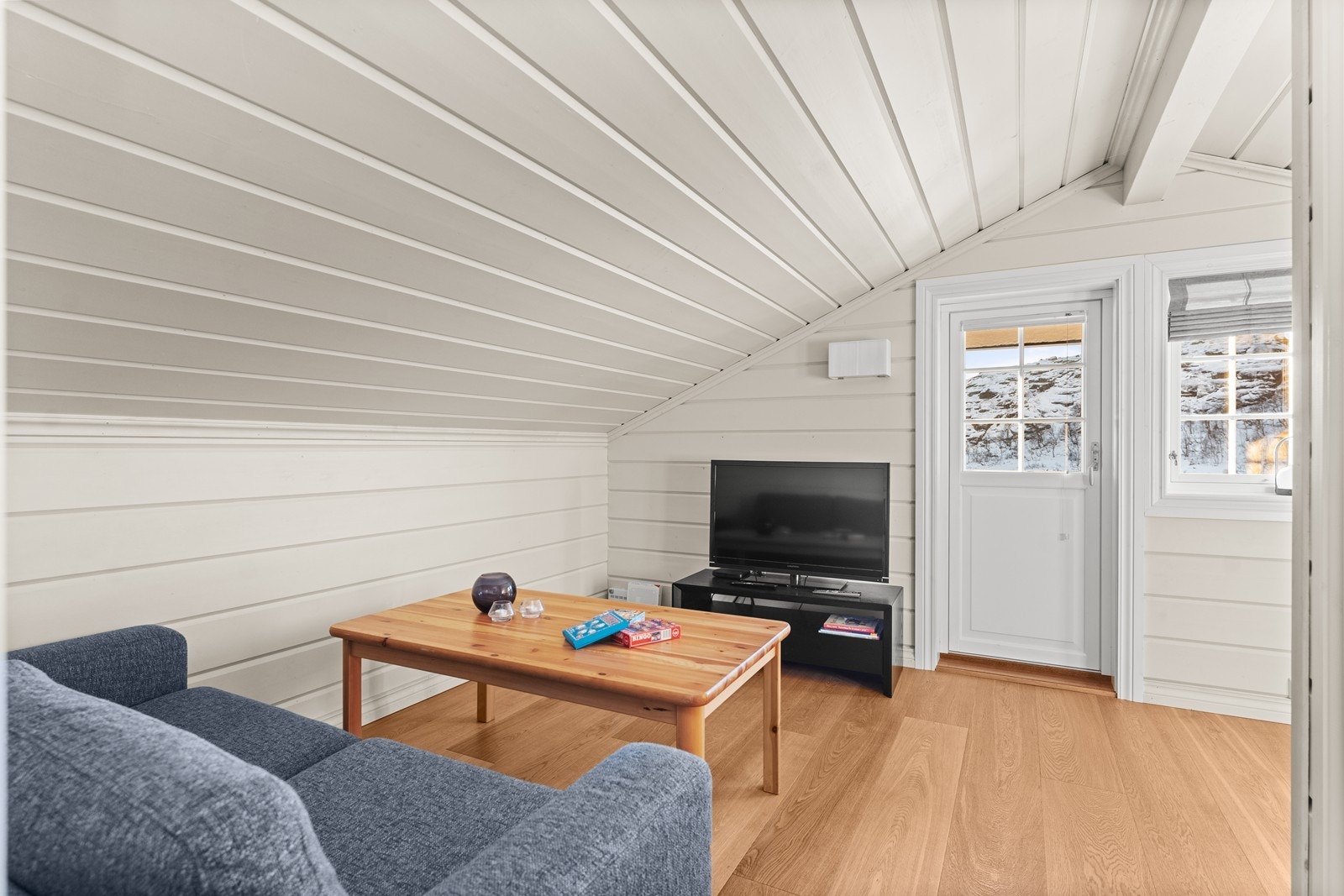 Loftstue med utgang til balkong. Galleribilde