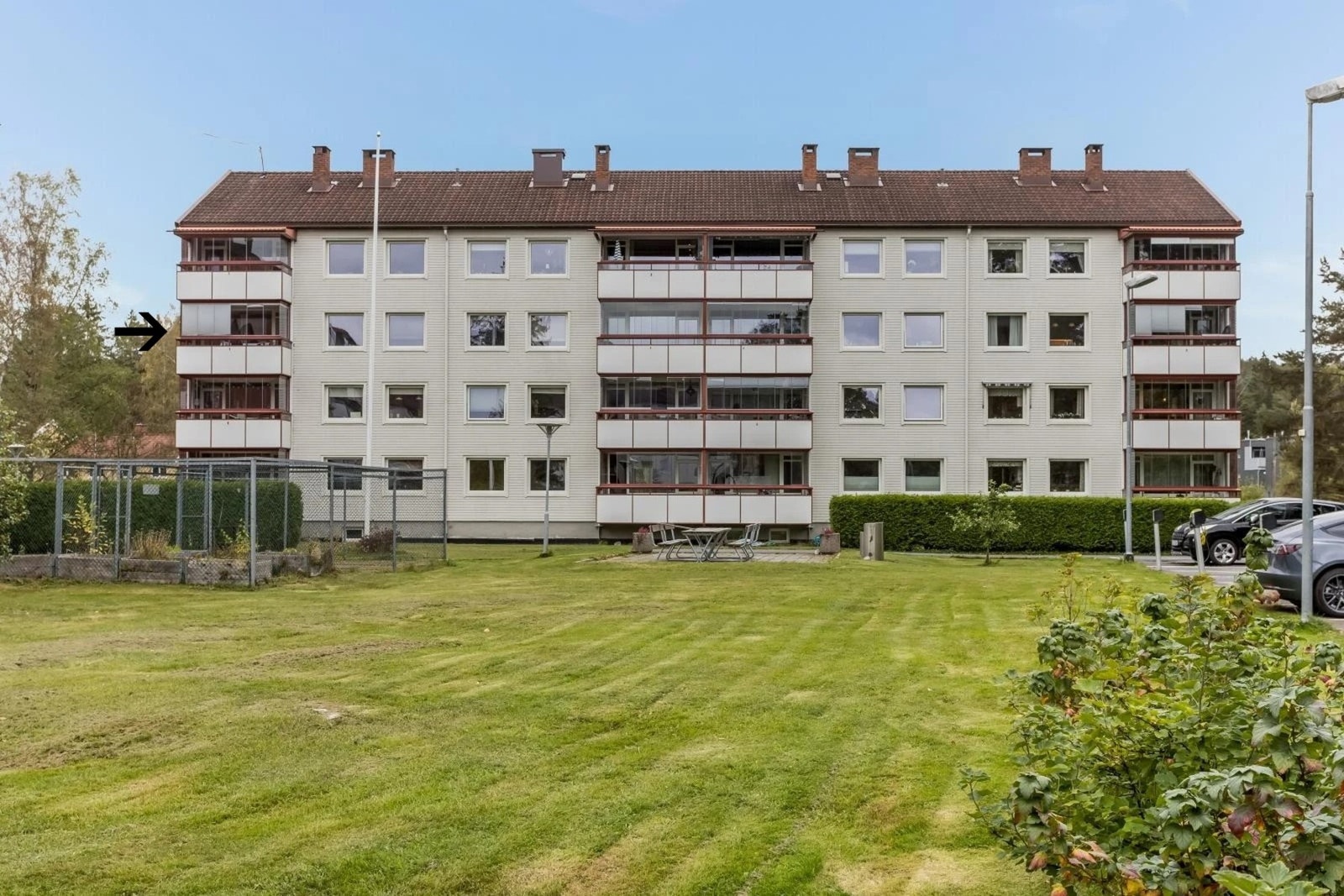 Leiligheten ligger fint plasser på enden i tredje etasje, og vender ut mot store, grønne fellesarealer. Galleribilde