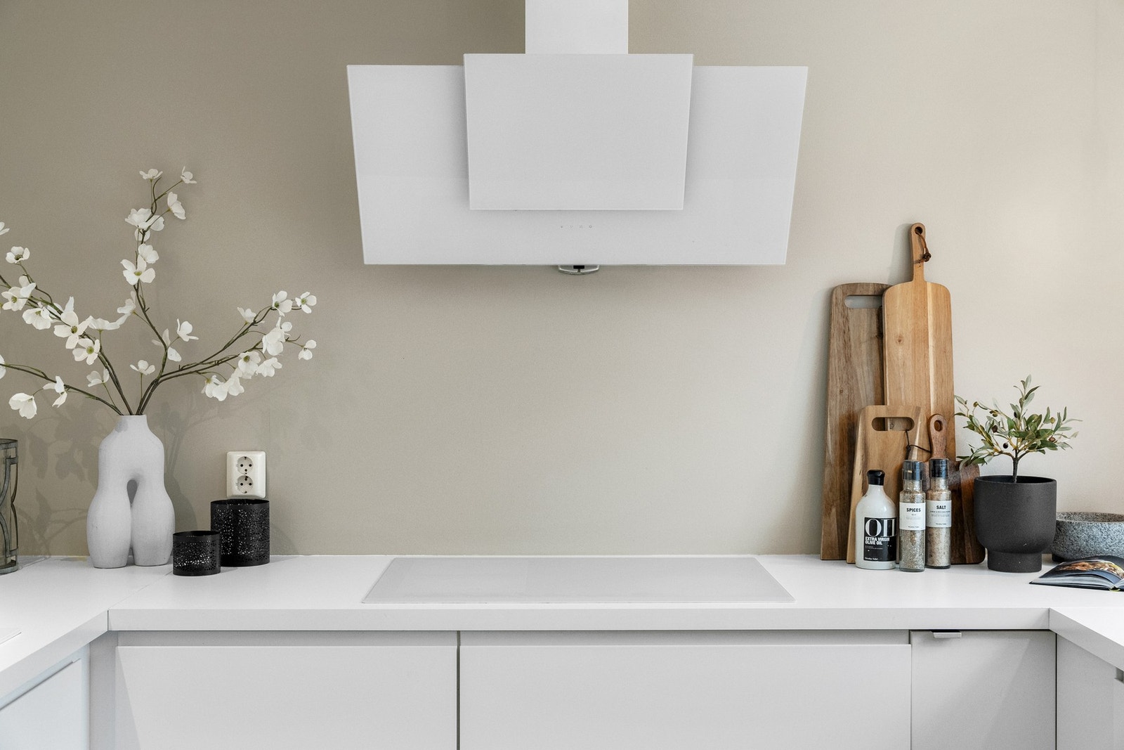 Hvitevarene er integrert og består av en platetopp, stekeovn, oppvaskmaskin og kjøl/frys. Automatisk vannstopper, komfyrvakt og kullfilterventilator er også montert. Galleribilde