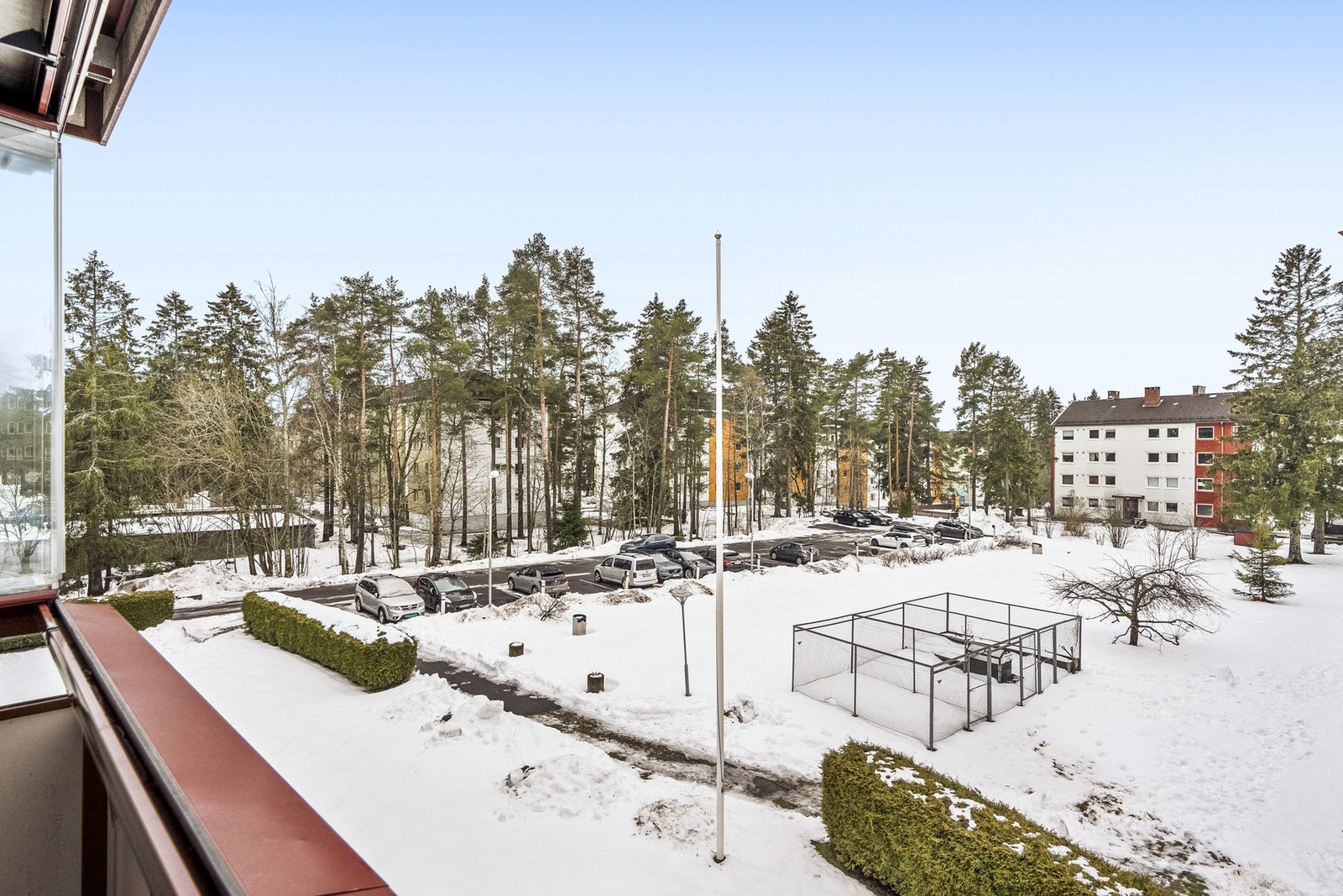 Hyggelig utsyn mot pent opparbeide grøntarealer fra balkongen. Åpent og solrikt. Galleribilde