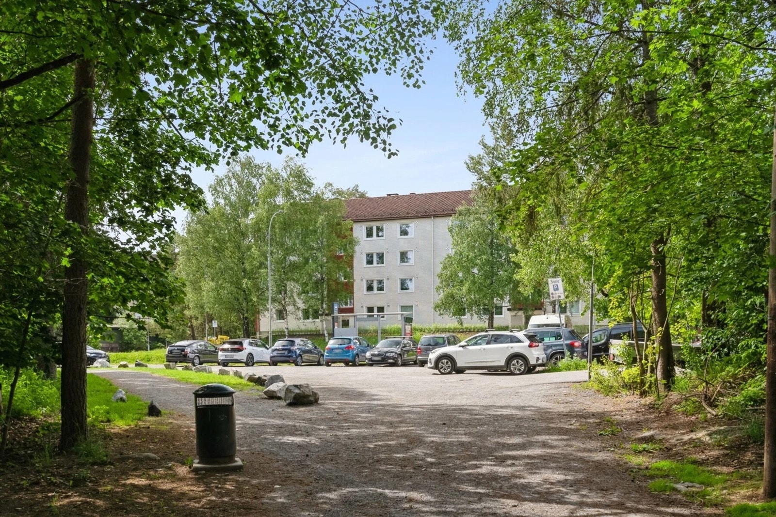 Boligen har en meget sentral, men samtidig skjermet beliggenhet i et attraktivt og barnevennlig boligområde på Oppsal, med umiddelbar nærhet til Østmarka. Galleribilde