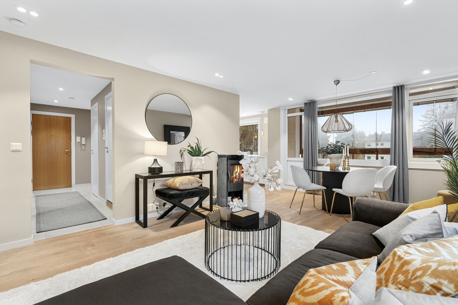 Stuen er lys og pen med åpen kjøkkenløsning og med gode vindusflater på to sider. Hele rommet har glatte, malte vegger, listefri himling med downlights og enstavs parkettgulv. Galleribilde