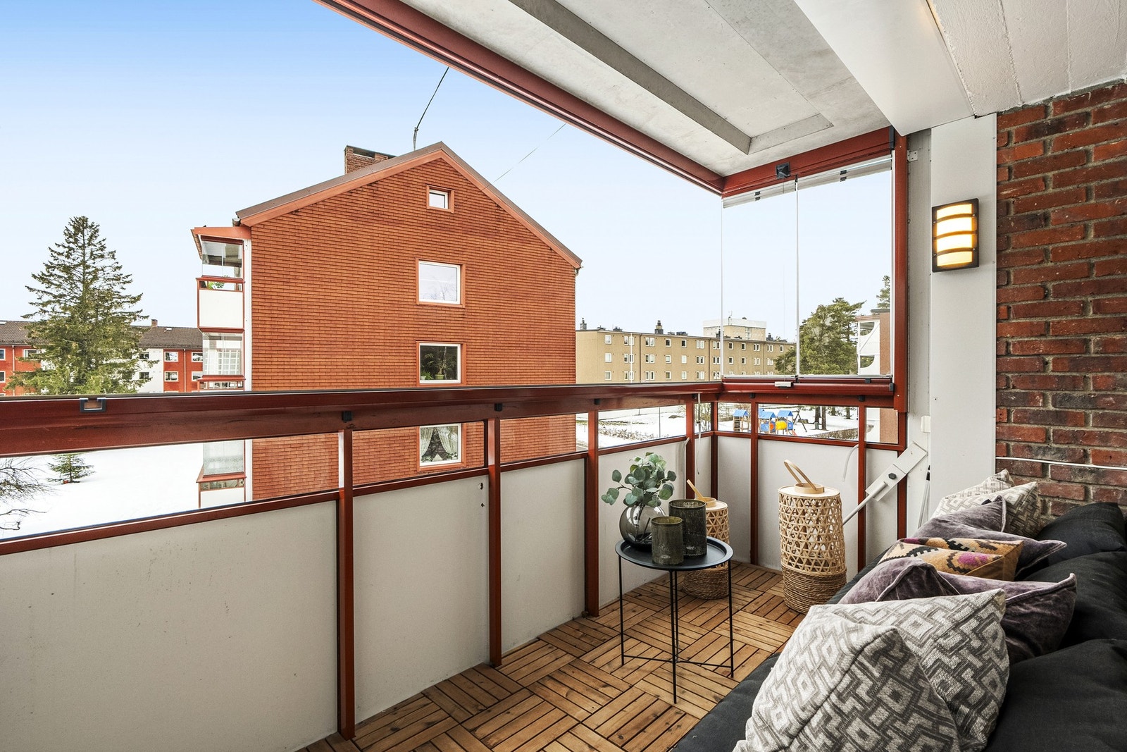 Ellers har balkongen god plass til å innrede med utemøblement. Innglassingen kan skyves til side slik at solen slipper inn. Galleribilde