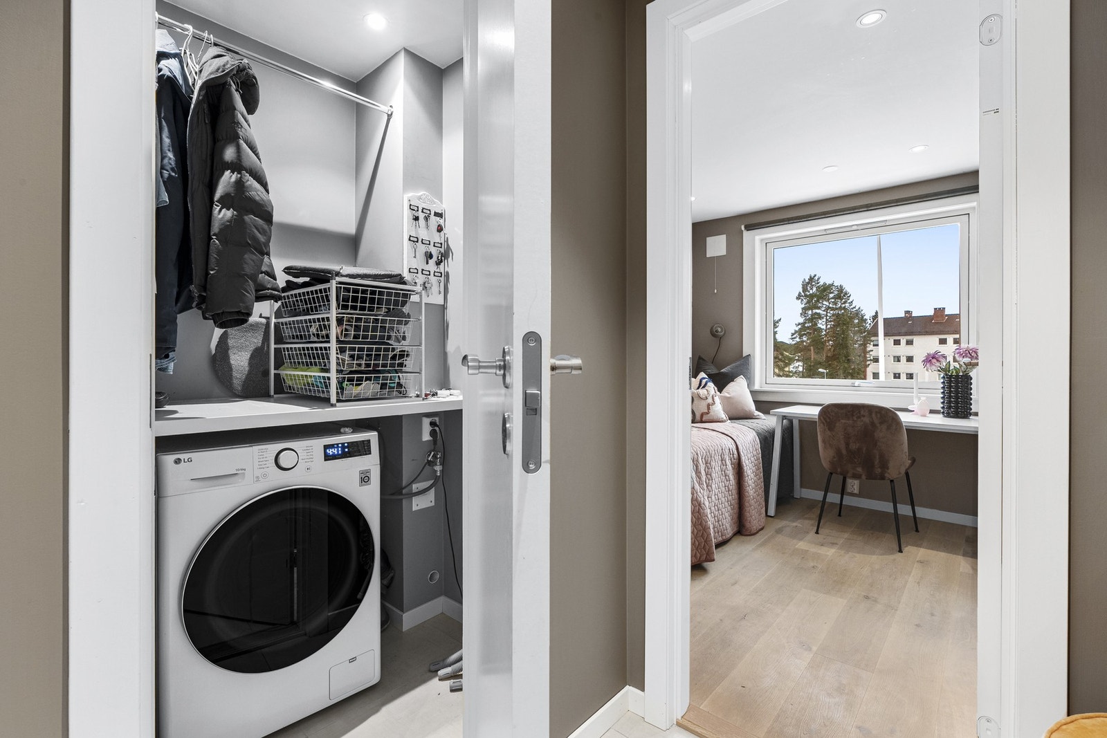 I tillegg han en innvendig bod opplegg for vaskemaskin, samt arbeidsbenk, garderobestang og nisje til vaskemaskin under benken. Galleribilde