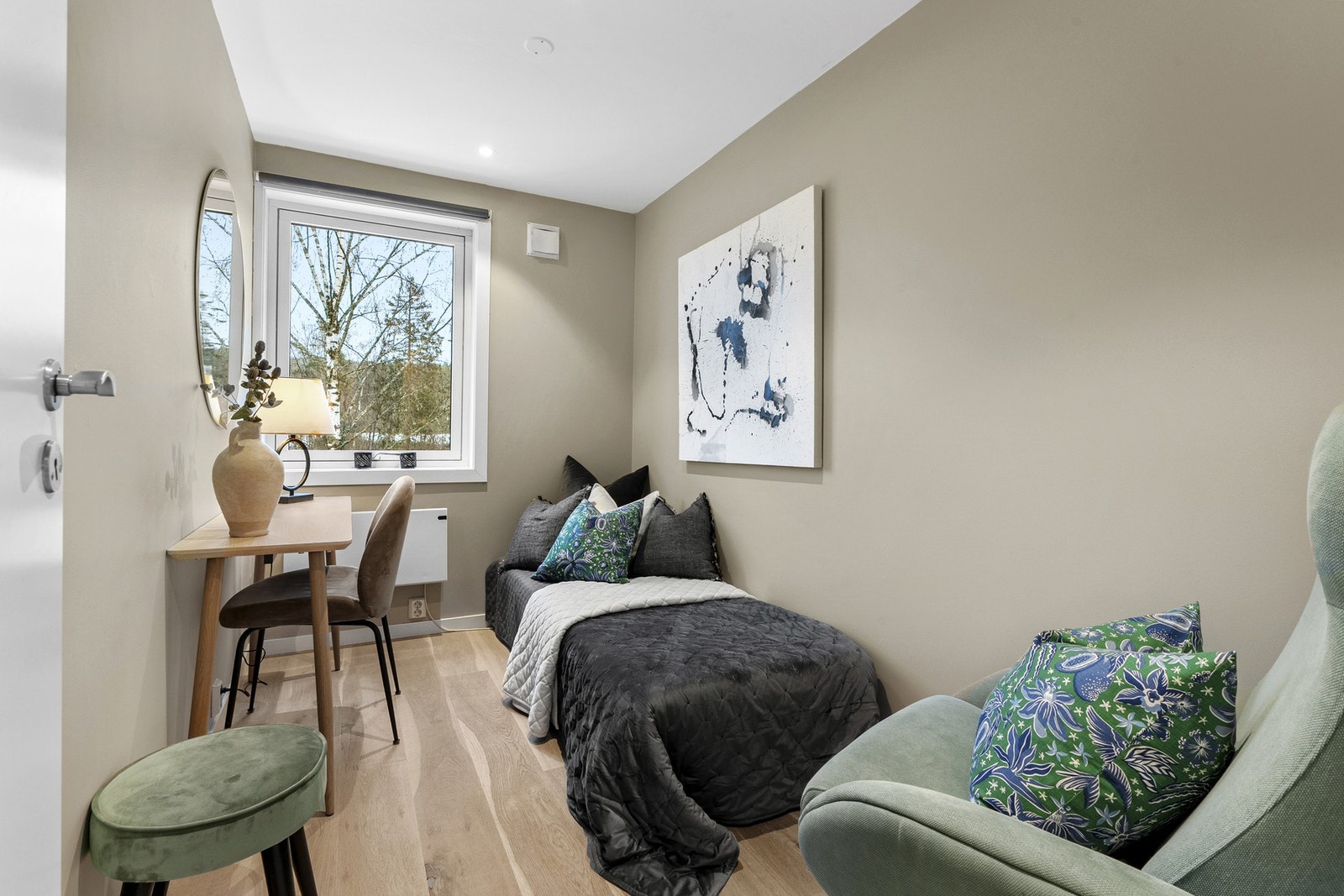 Soverom IIII. Hele fire soverom gir flere bruksmuligheter, hvor et eller flere f.eks. kan benyttes som gjesterom og/eller kontor. Galleribilde