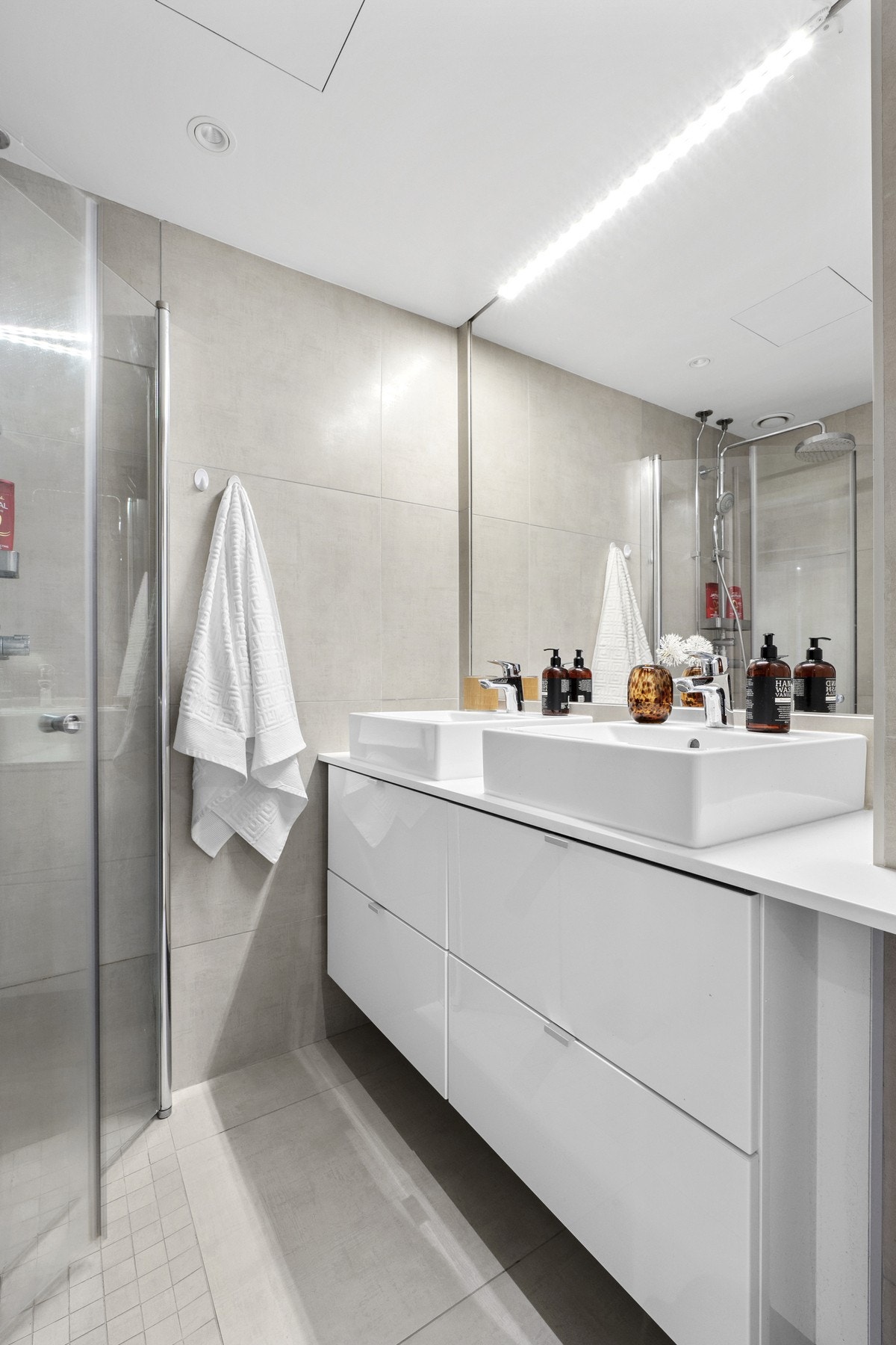 Leiligheten har et pent bad, et separat toalettrom og en bod med opplegg for vaskemaskin. Badet ble rehabilitert i regi av borettslaget i 2008/09 og videre modernisert i 2016 i regi av forrige eier. Galleribilde