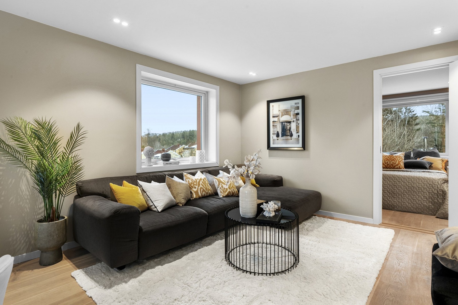 Beliggenheten på enden gir et ekstra vindu. Stuen har ellers god plass til både sofa og tv-løsning. Grunnpakke kabel-tv og internett er inkl. Galleribilde