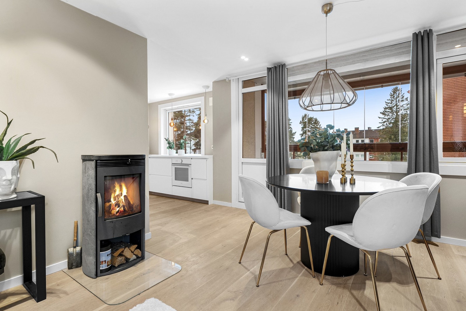 Lys og pen 5-roms endeleilighet med moderne stil og familievennlig planløsning. Galleribilde