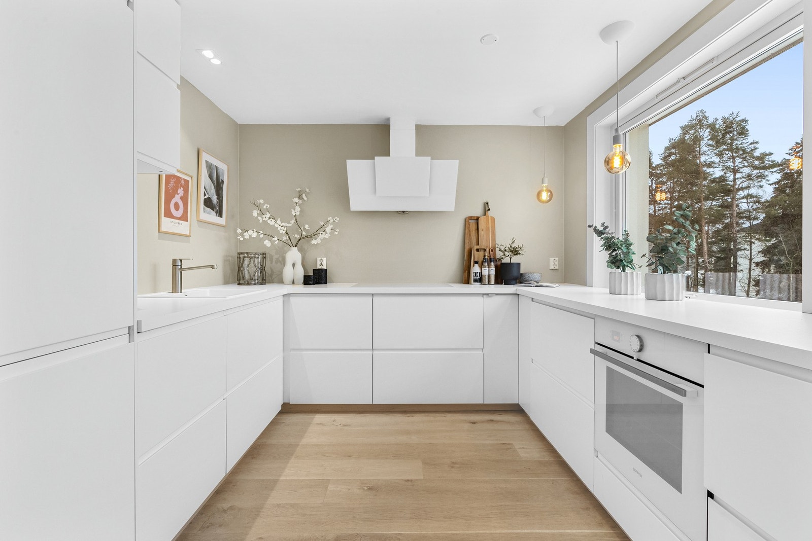 Leiligheten ble omfattende pusset opp i 2016. Flott, åpen kjøkkenløsning fra IKEA. Galleribilde