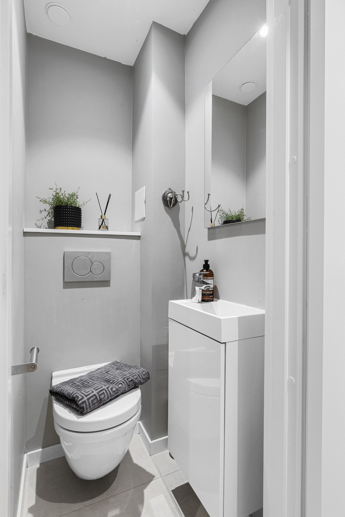 Toalettrommet ligger vegg-i-vegg med badet og har lyse fliser på gulv med gulvvarme. Galleribilde