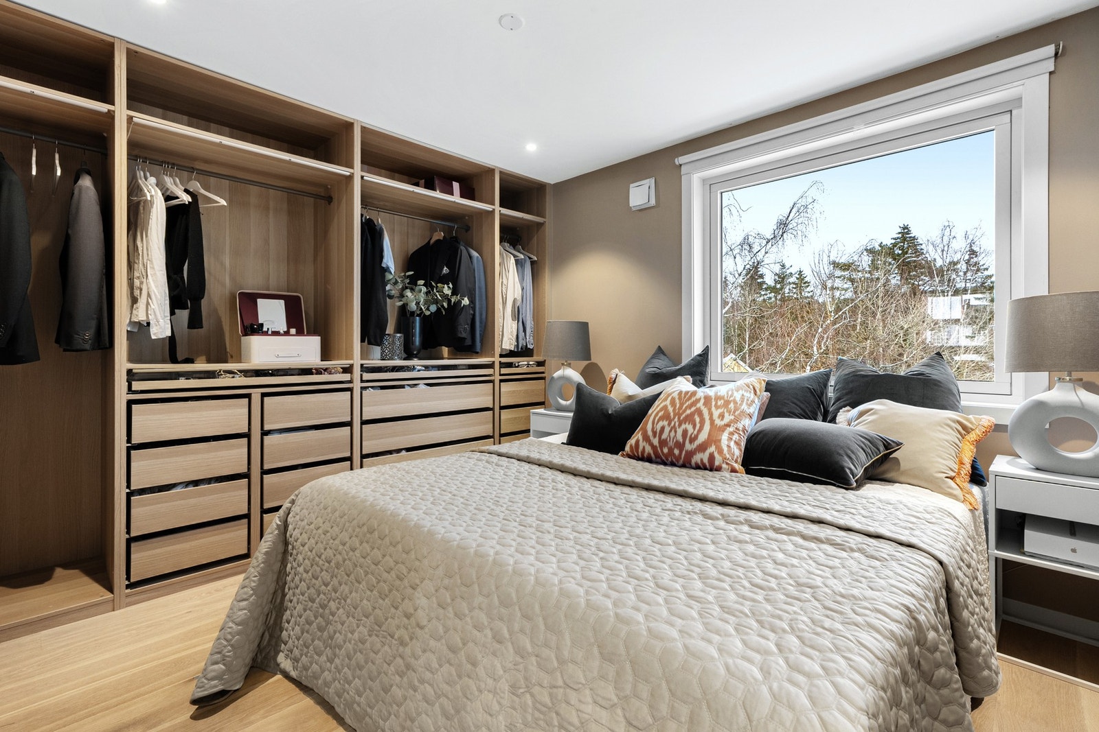 Leiligheten har hele fire gode soverom - tre med østvendte vinduer og ett med vestvendt vindu. Galleribilde