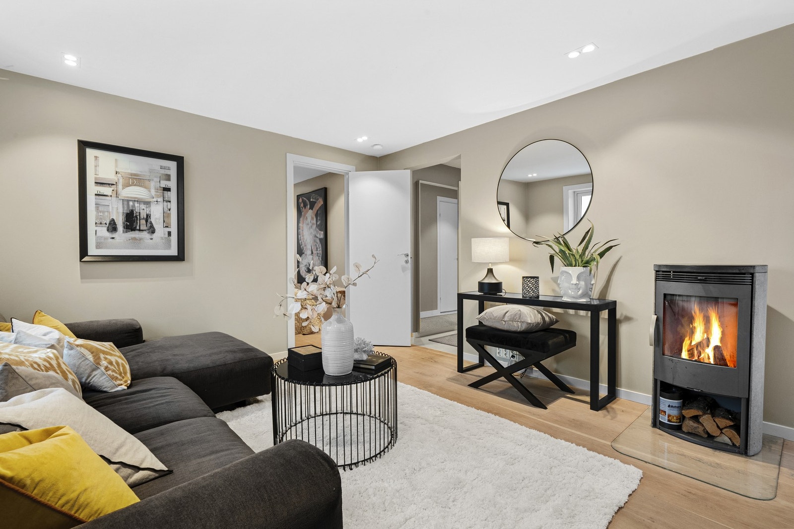 Frittstående peisovn fra 2016 for vedfyring. Galleribilde