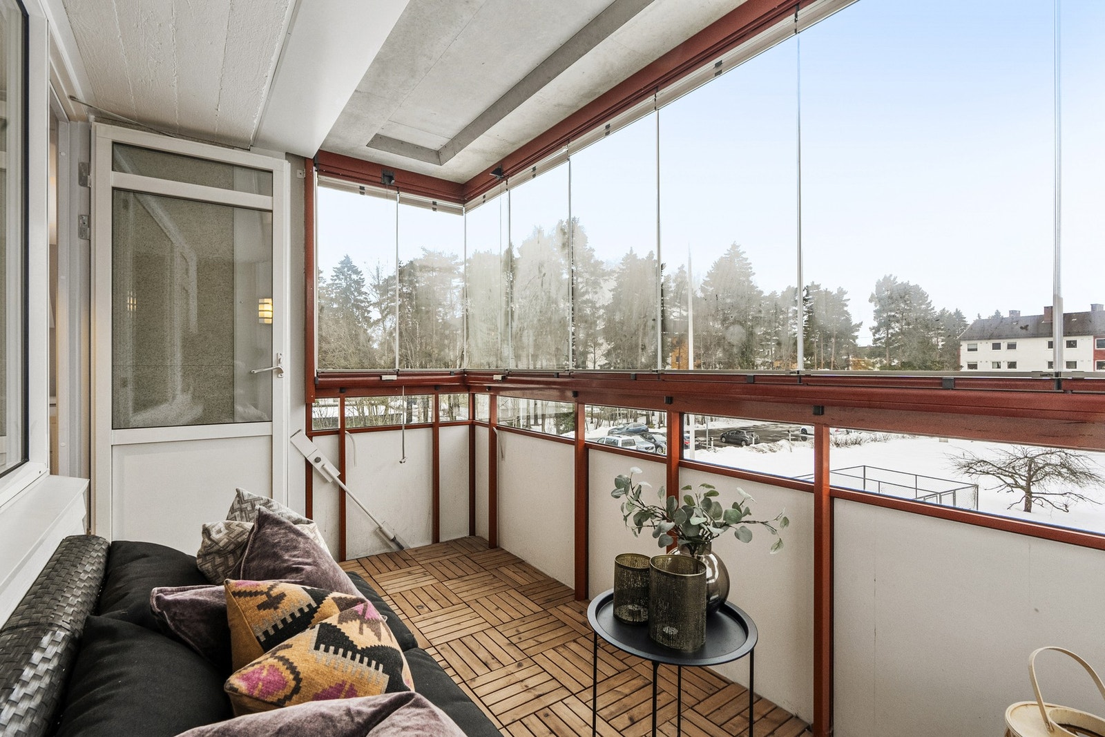 Fra stuen er det utgang til en innglasset, vestvendt balkong på ca. 7,6 kvm. Galleribilde