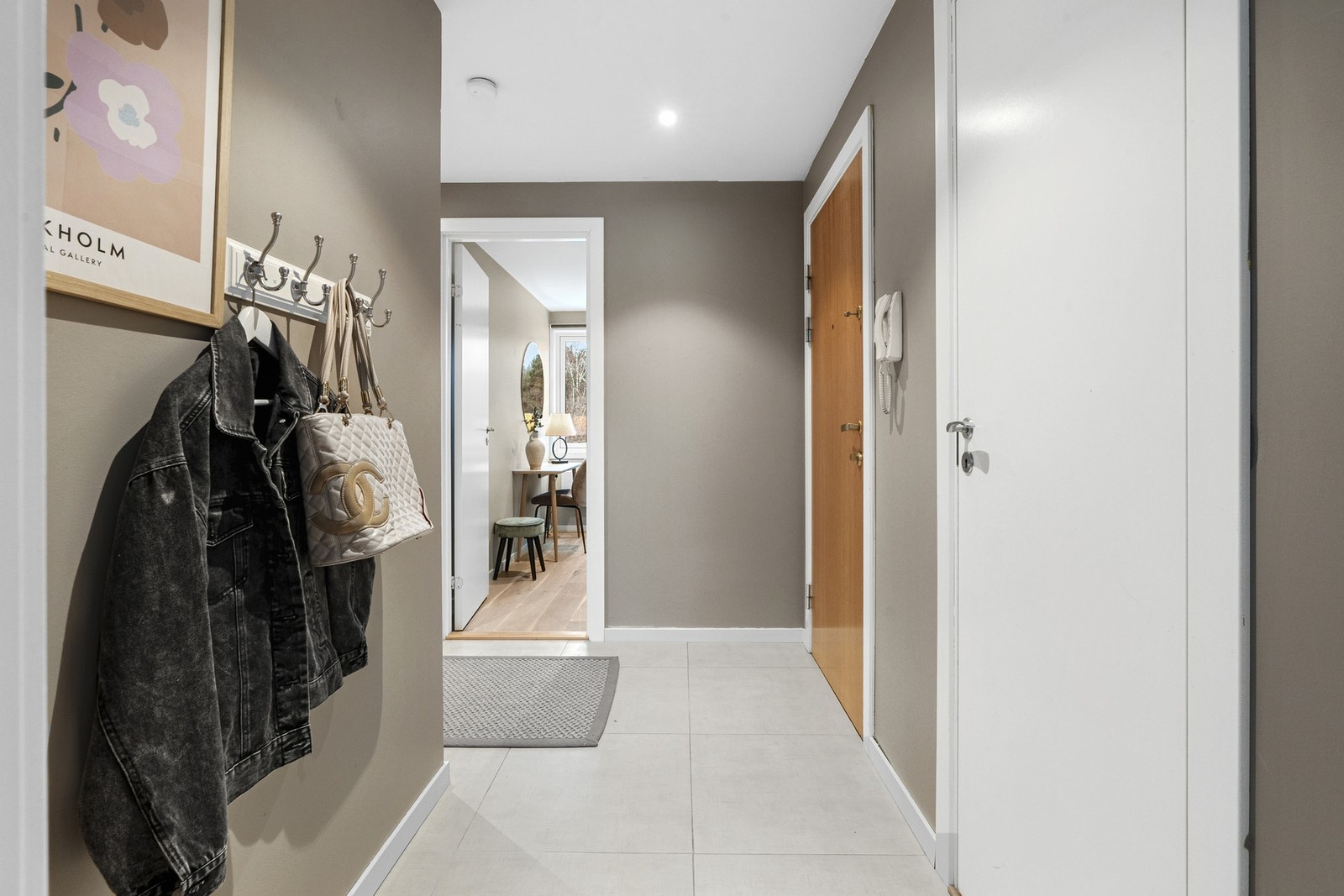 Velkommen inn i en lys og romslig endeleilighet med familievennlig planløsning, velholdt standard og gjennomført, moderne stil. Galleribilde