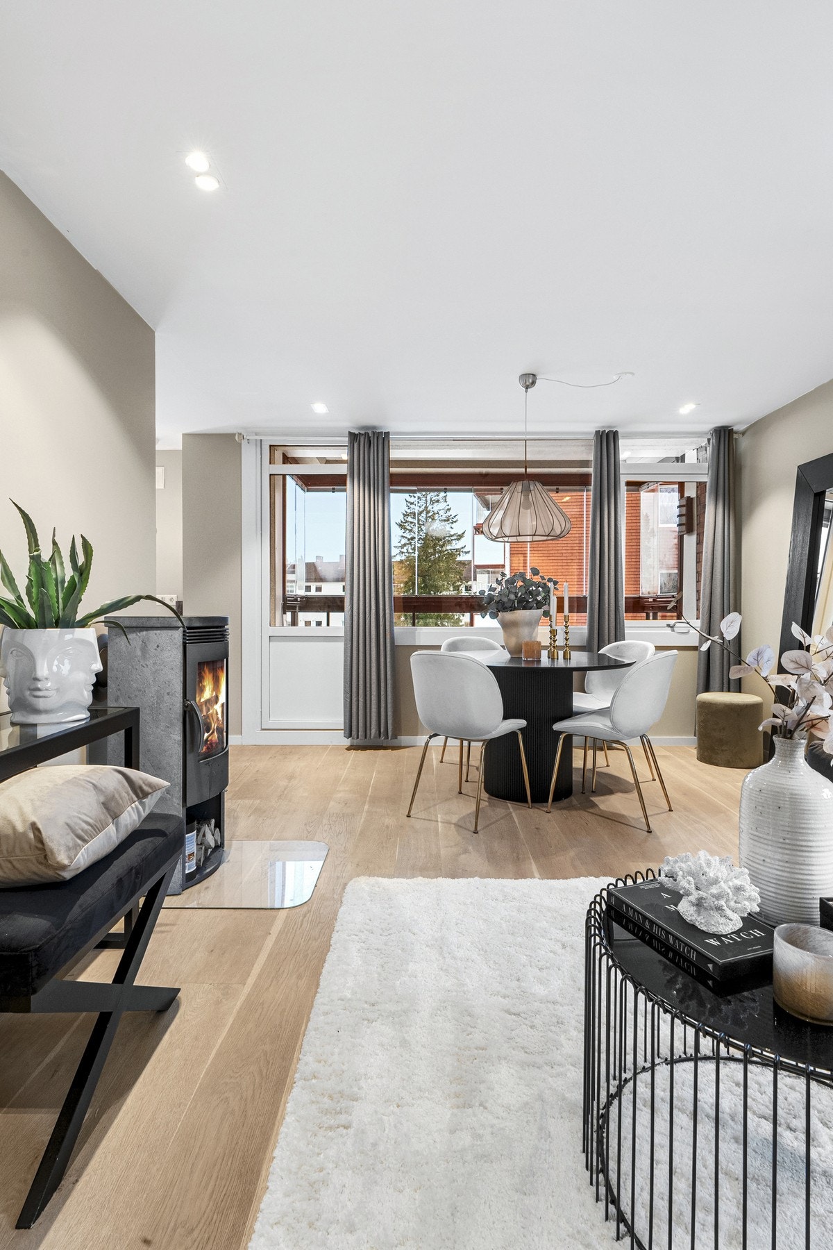 Leiligeten får godt med naturlig lysinnslipp fra store vindusflater. Vinduene og balkongldøren ble skiftet i regi av brl. i 2017. Galleribilde