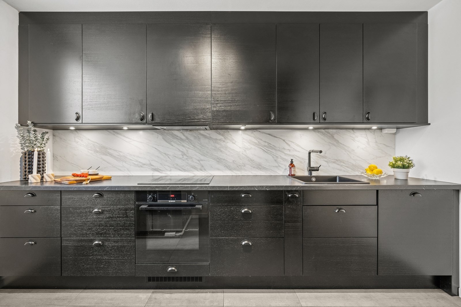 Meget pen kjøkkeninnredning med integrerte hvitevarer. Galleribilde