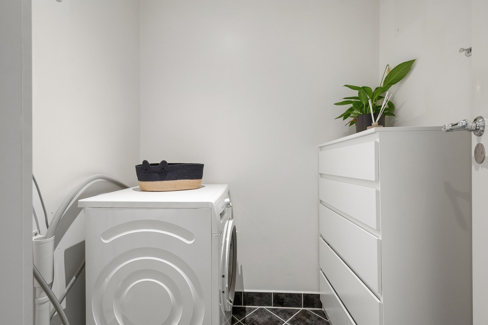 Praktisk vaskerom, renovert i 2015 i regi av borettslaget. Galleribilde