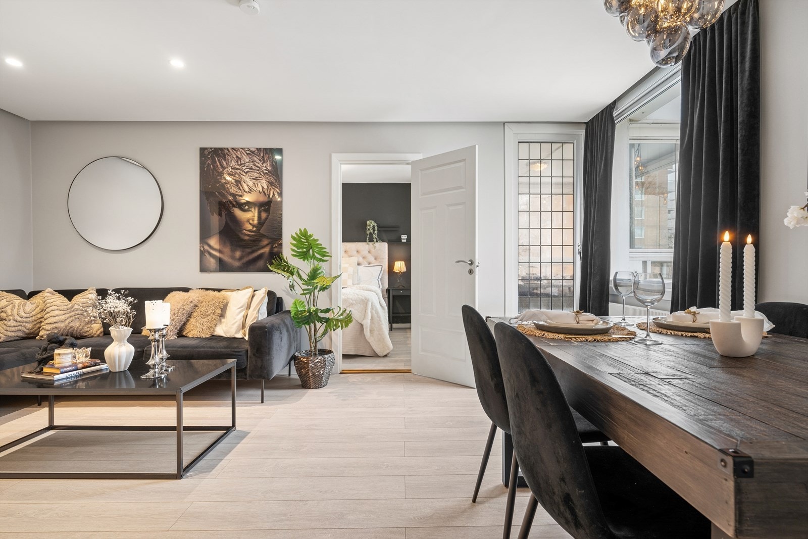 Leiligheten ligger meget pent til i byggets fjerde etasje og har adkomst med heis. Galleribilde