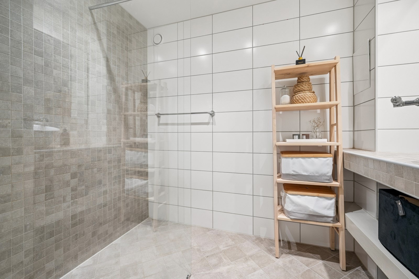 Pent, helfliset baderom. Galleribilde