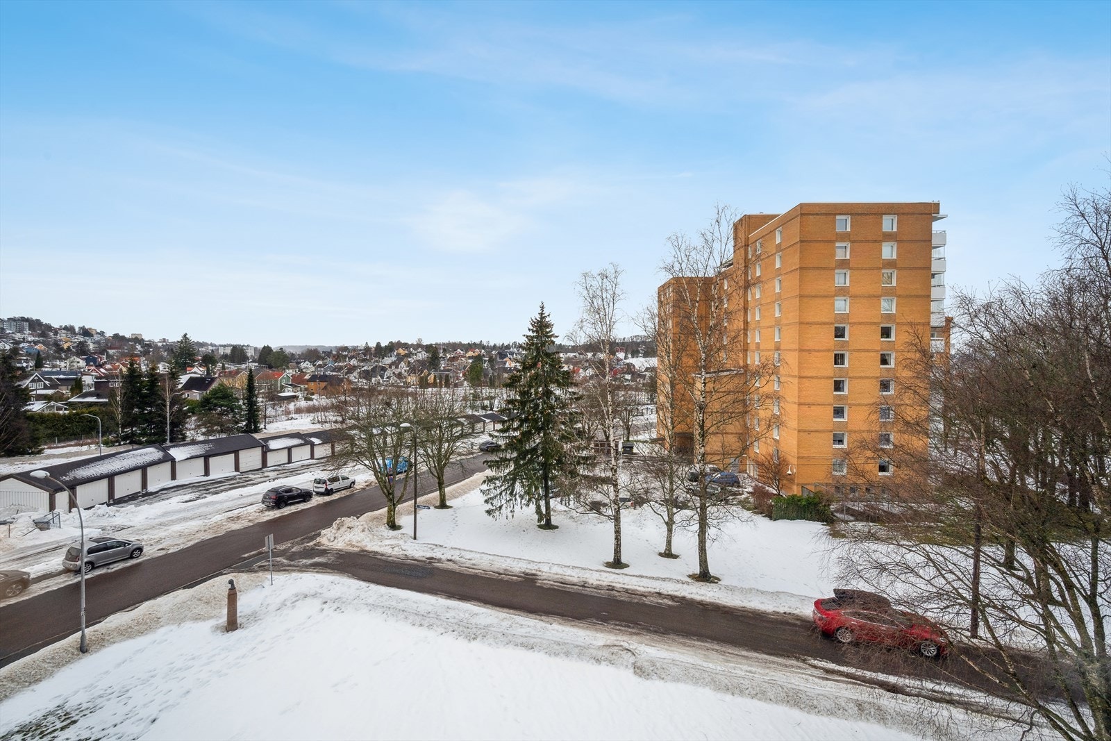 Leiligheten har nydelig utsikt utover Oslo og deilige grøntområder ved Tveten gård. Galleribilde