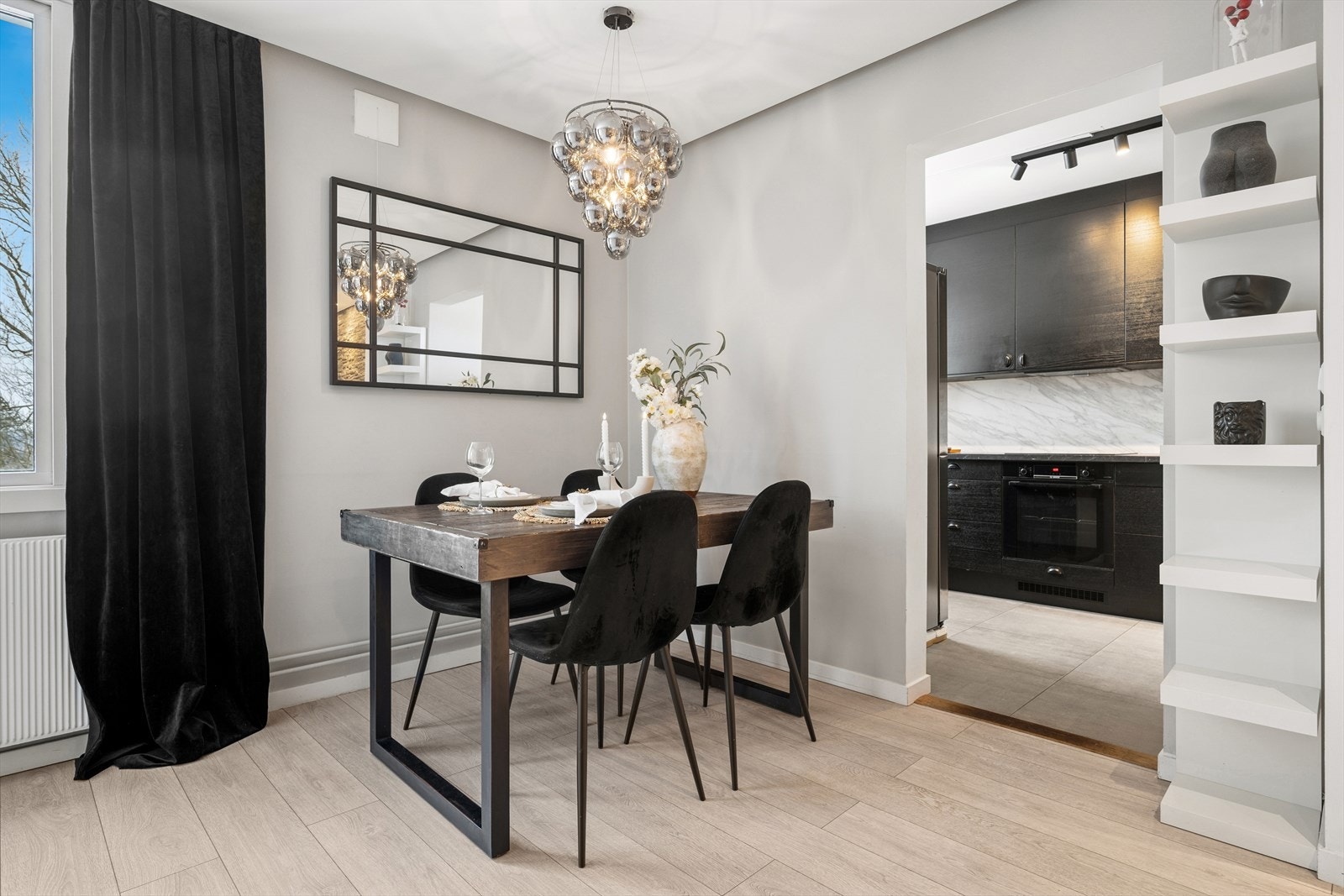 Hyggelig spiseplass i stuen. Galleribilde