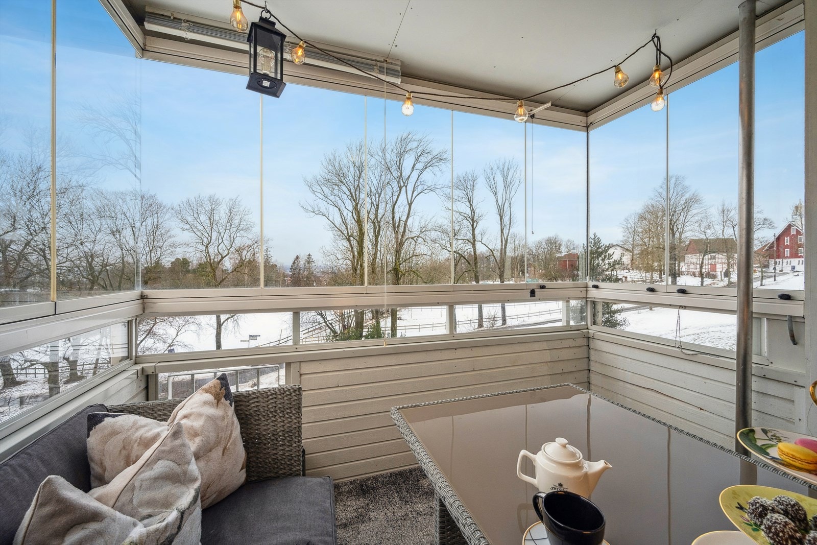 Fra stuen er det utgang til en koselig, innglasset balkong. Galleribilde