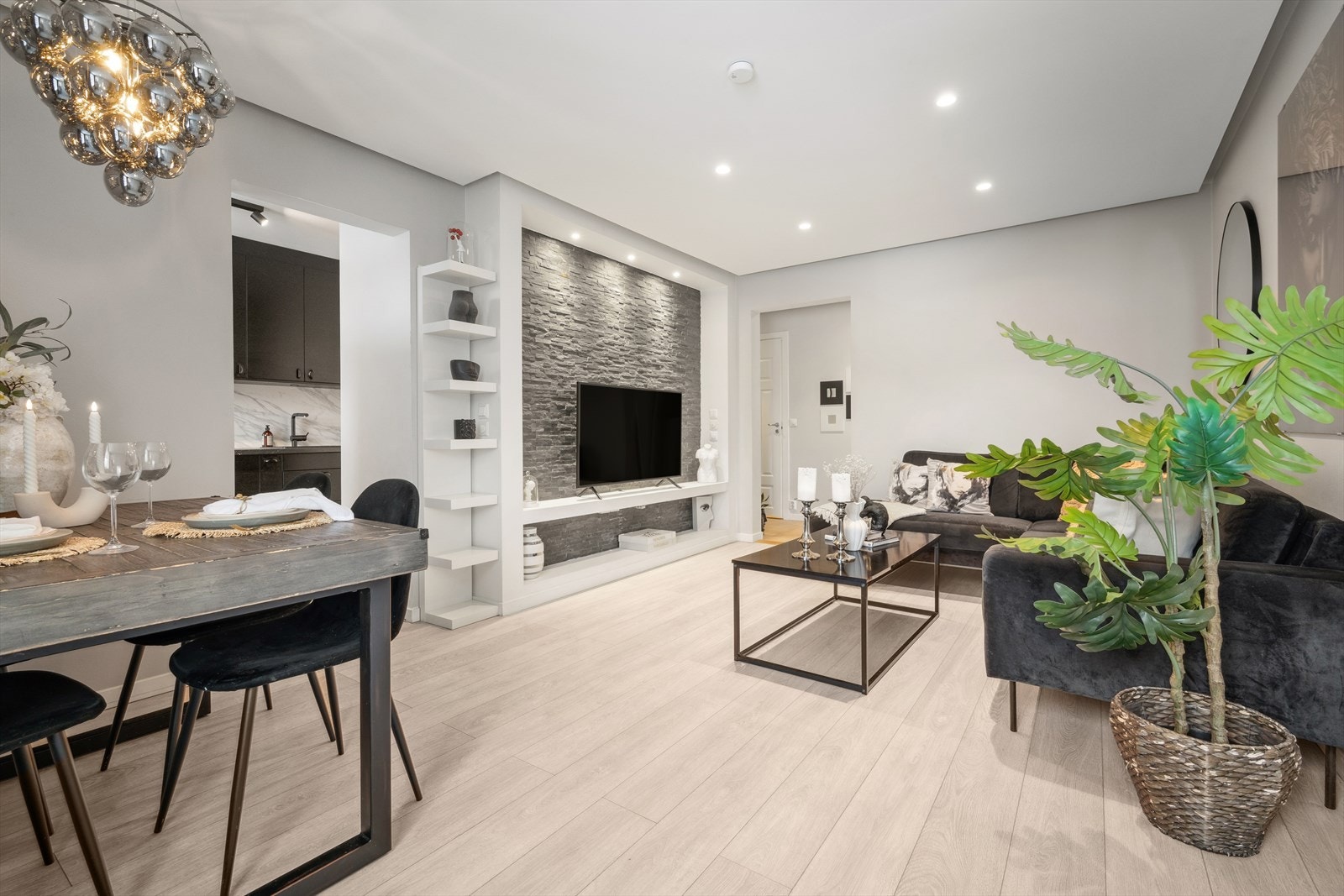 I stuen er det god plass til sofa og spisestue. Galleribilde