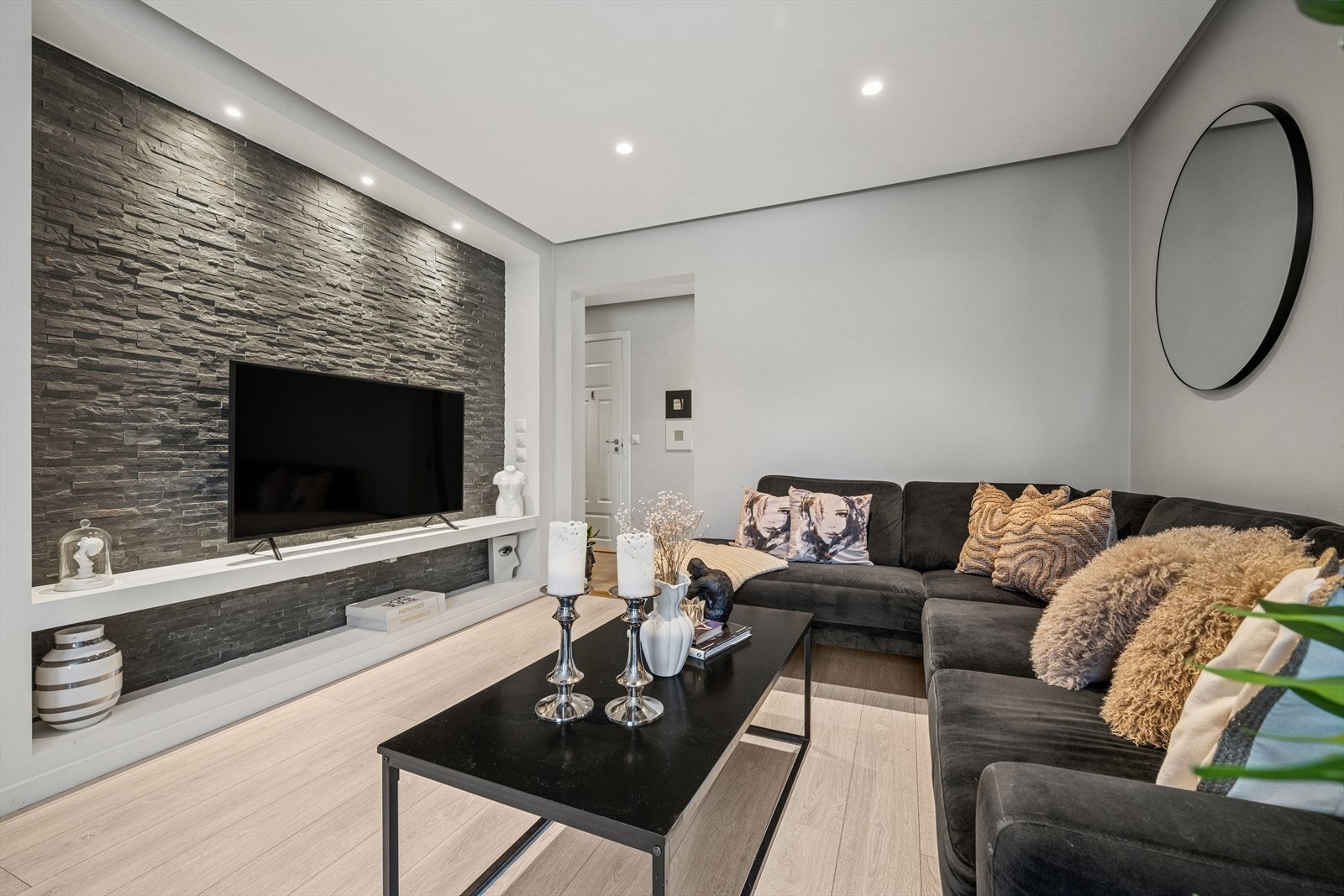 Fin planløsning som inneholder entré, baderom, vaskerom, toalettrom, stue, kjøkken. to soverom, innvendig bod og innglasset balkong. Galleribilde