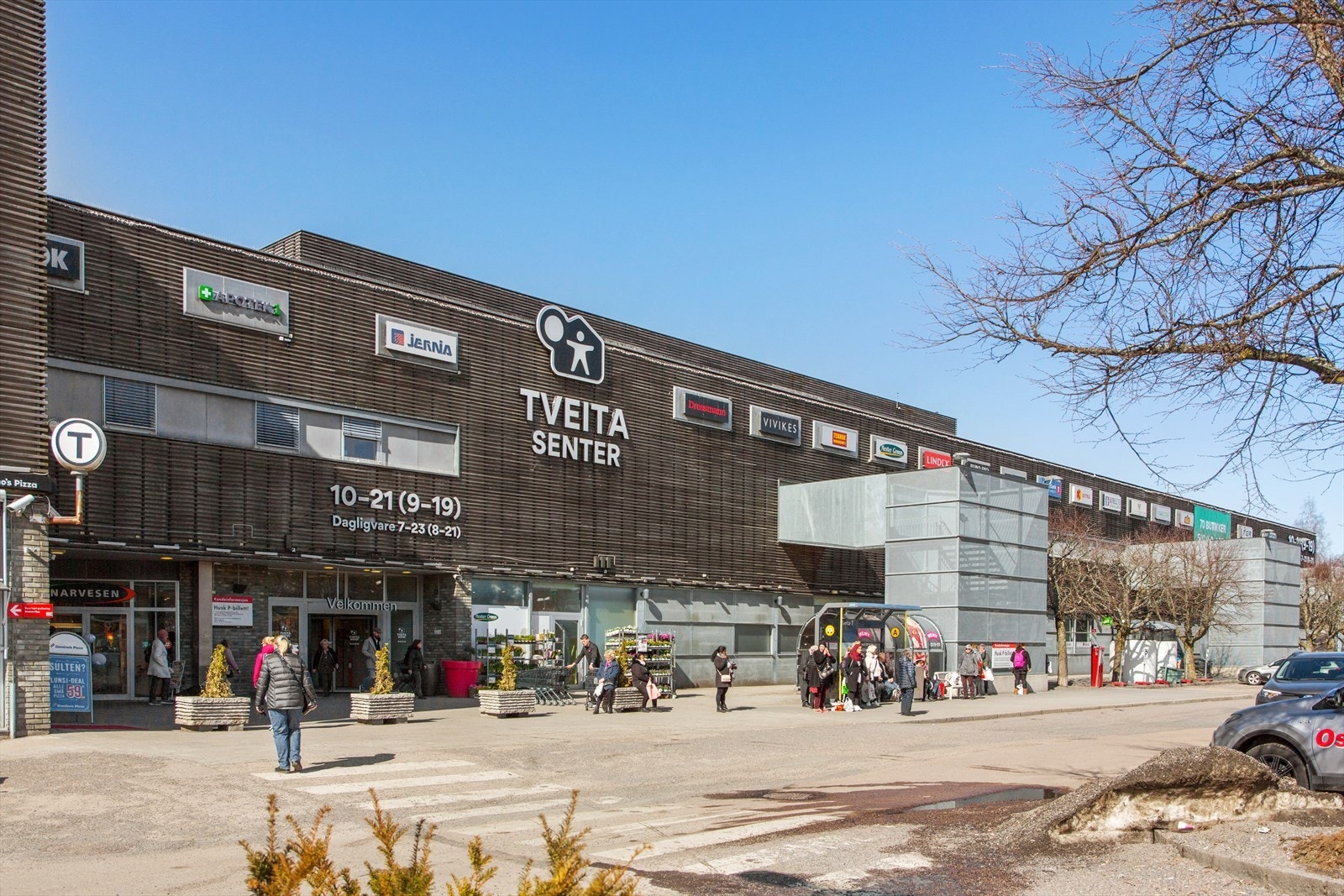 Fra eiendommen er det kort gange til Tveita senter. Her er det et godt utvalg av dagligvare- og klesforretninger, samt serveringssteder, post, lege, tannlege, apotek, vinmonopol med mer, samt T-banestopp. Galleribilde