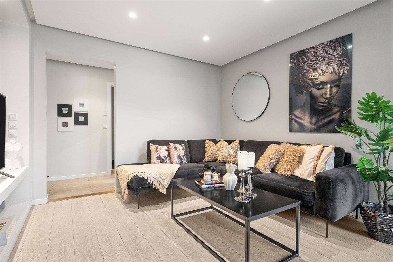 Leiligheten er lys og trivelig med pene overflater. Galleribilde