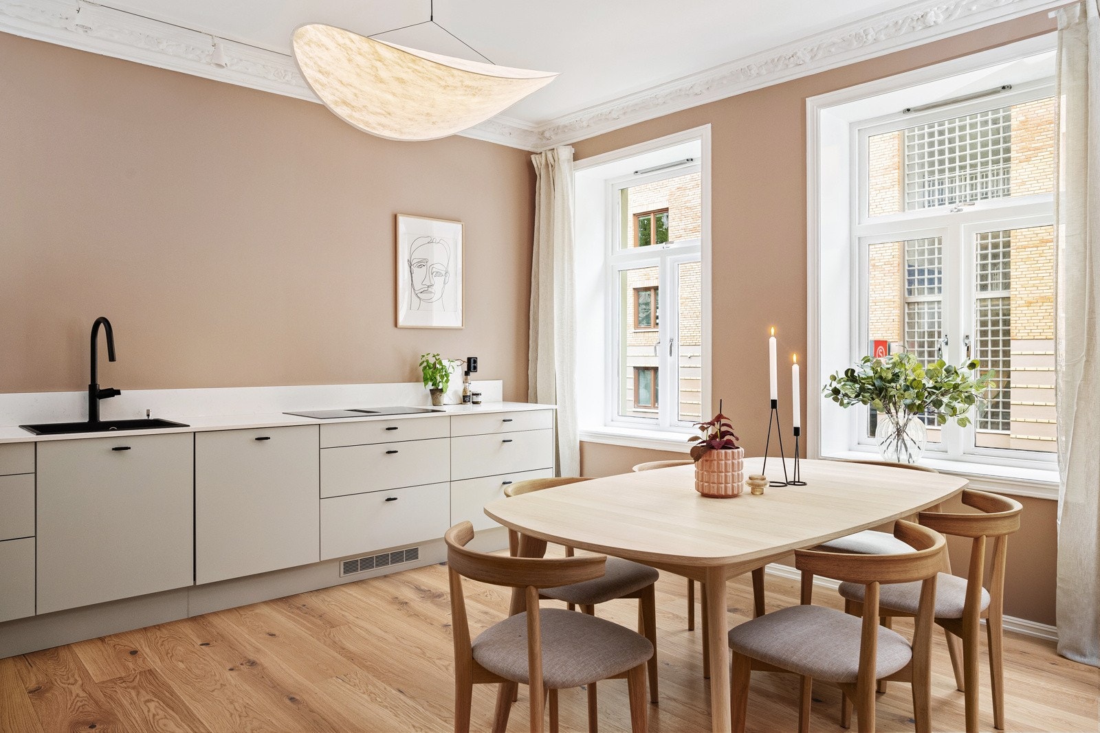 - Ny innredning fra HTH (2024) med svært god skap- og benkeplass - Galleribilde