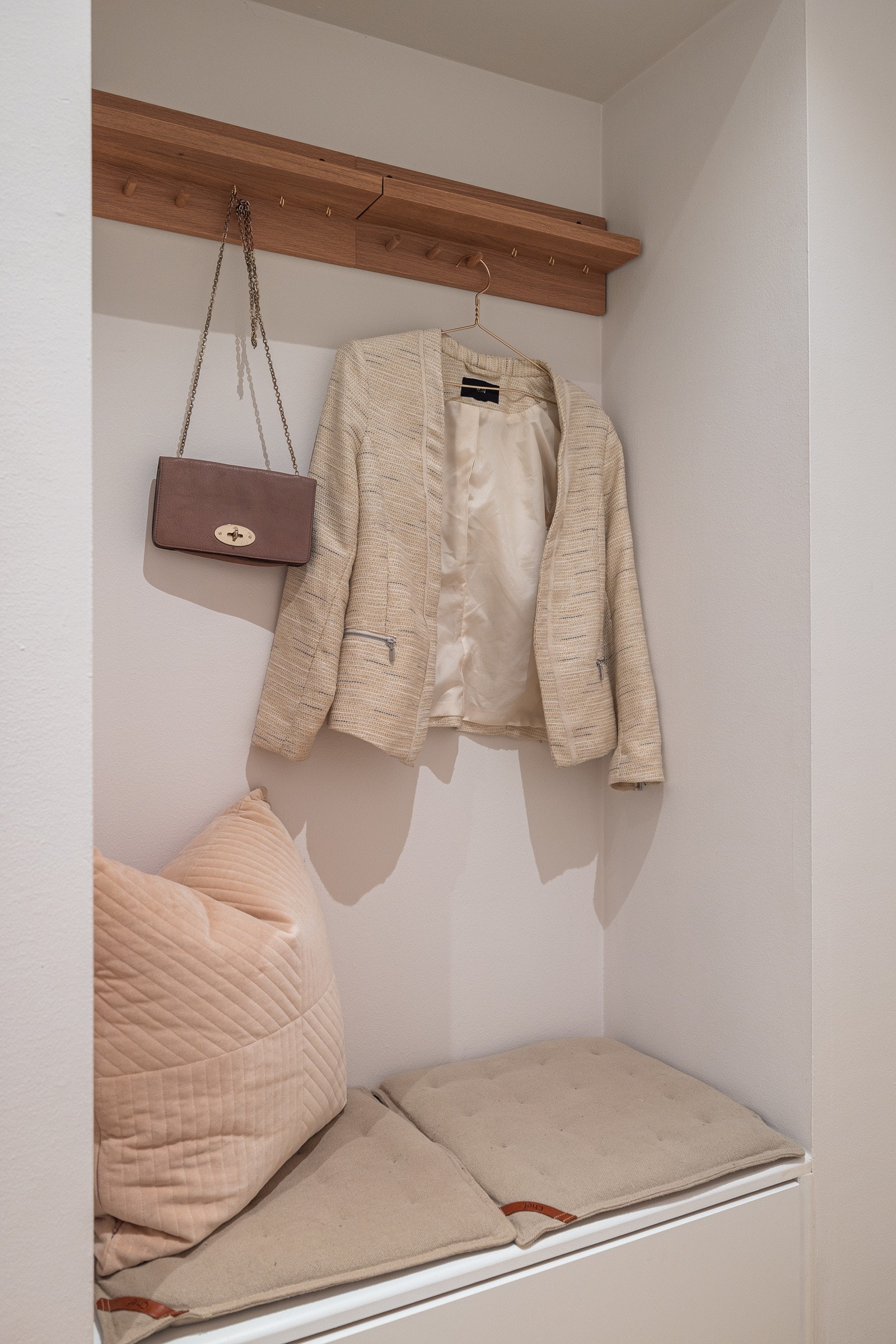 - Praktisk nisje med sittebenk med oppbevaring under - Galleribilde