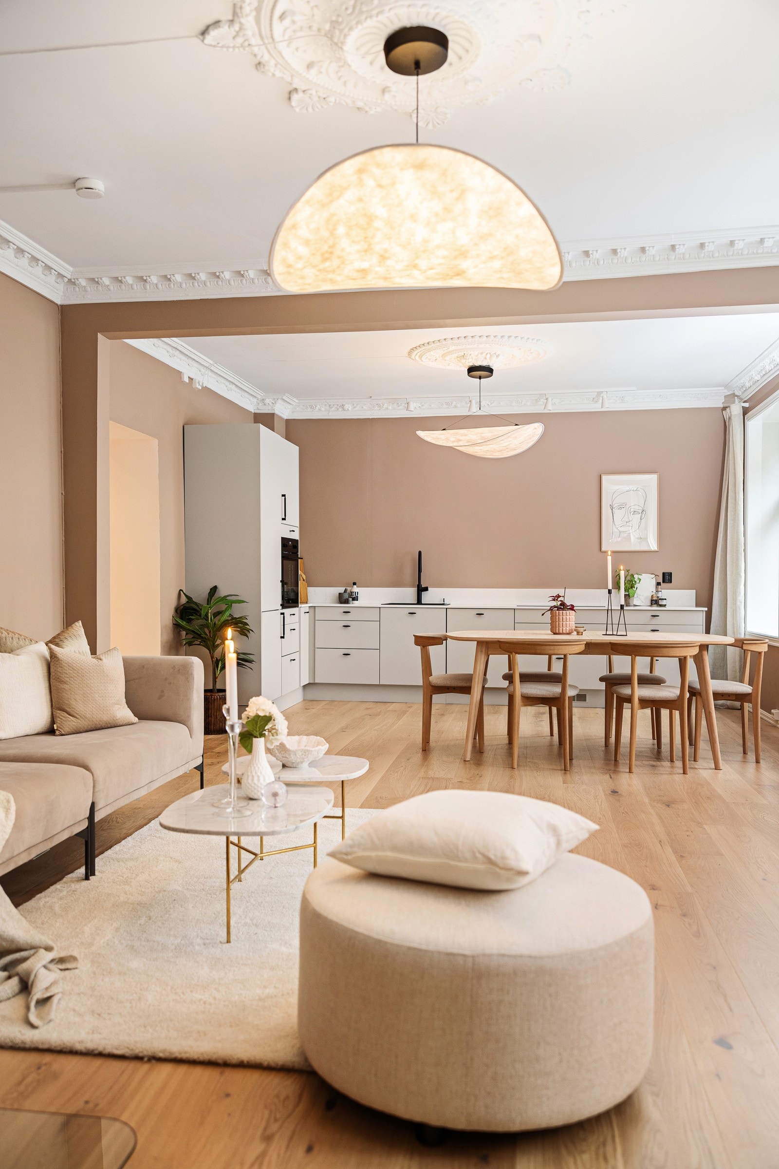 - Den åpne løsningen mot kjøkkenet, samt takhøyde på 2,78 meter gir rommet en svært god atmosfære - Galleribilde