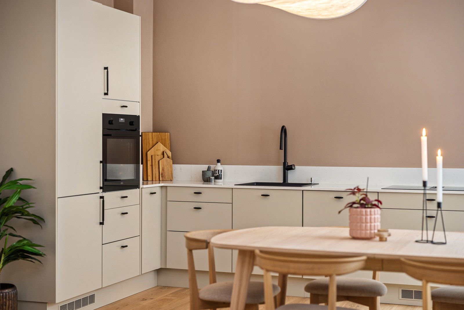 - Innredning har beige, glatte fronter og benkeplate i stein med stor kum samt armatur med spylefunksjon - Galleribilde