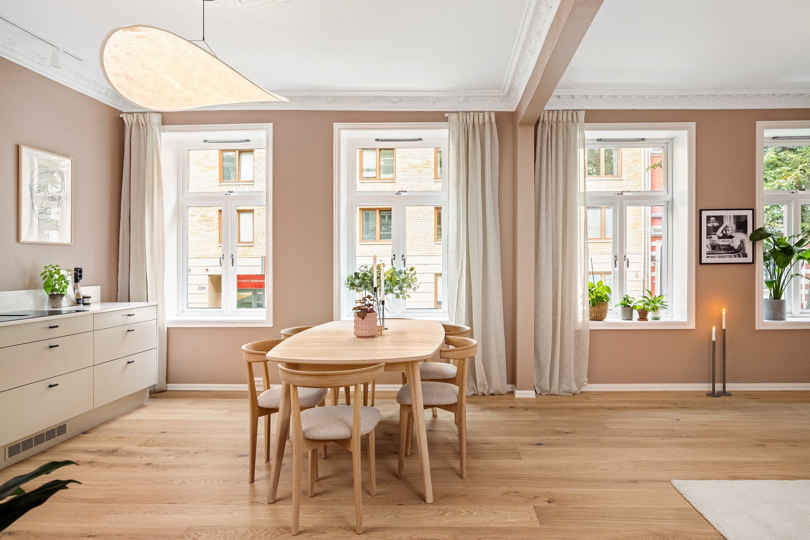 - Kjøkken og stue har 4 store vinduer med dype karmer som gir svært gode lysforhold - Galleribilde