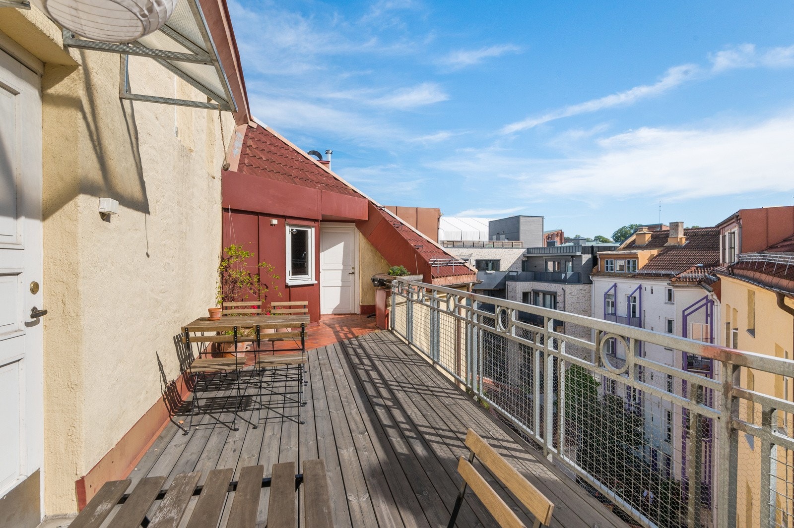 - Felles takterrasse med gode solforhold og god plass til sittegruppe - Galleribilde