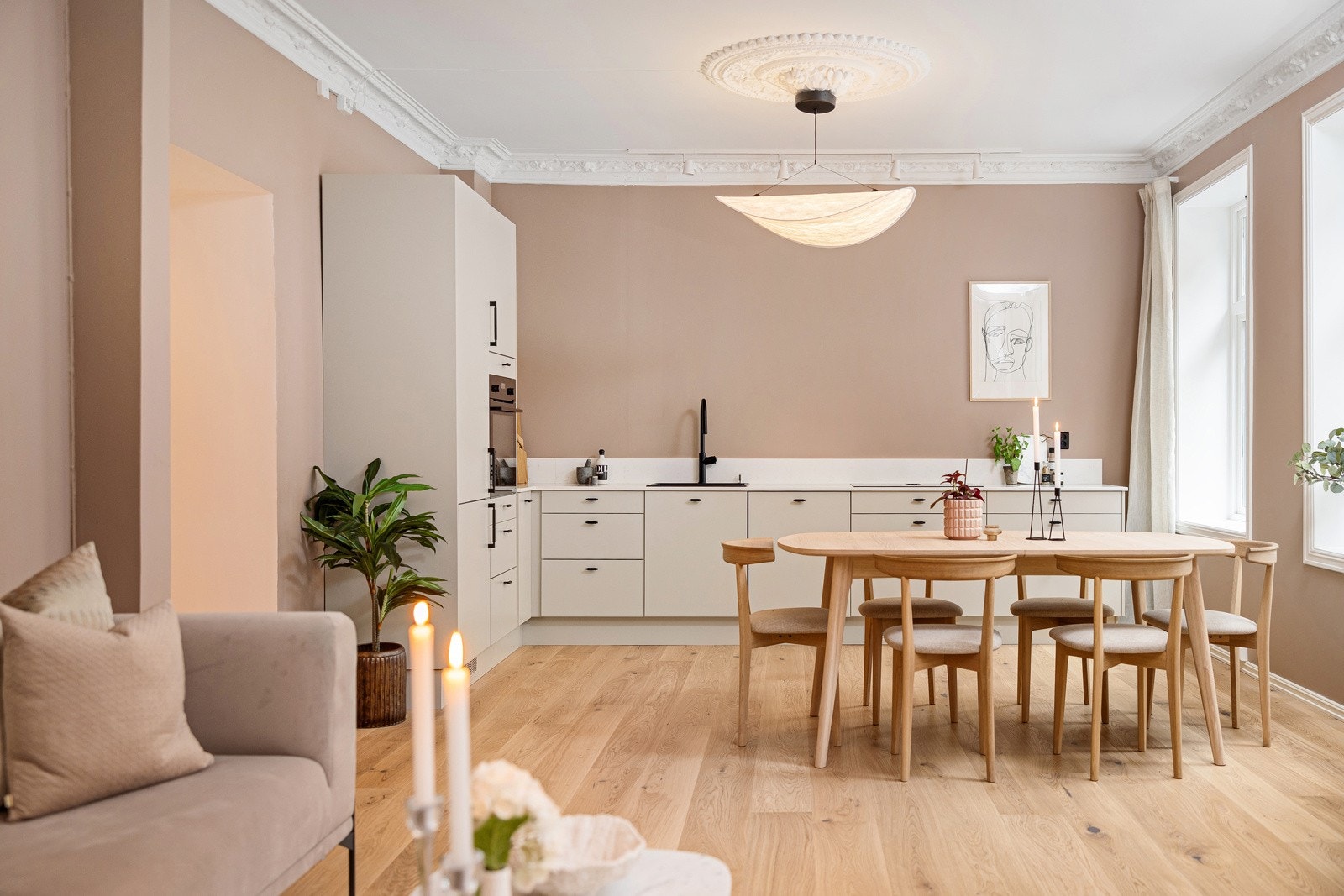 - God plass til større spisebord for hyggelige sammenkomster - Galleribilde