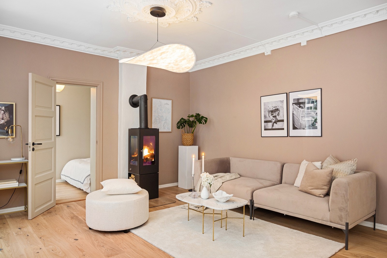 - Stuen er malt i moderne farger - Galleribilde