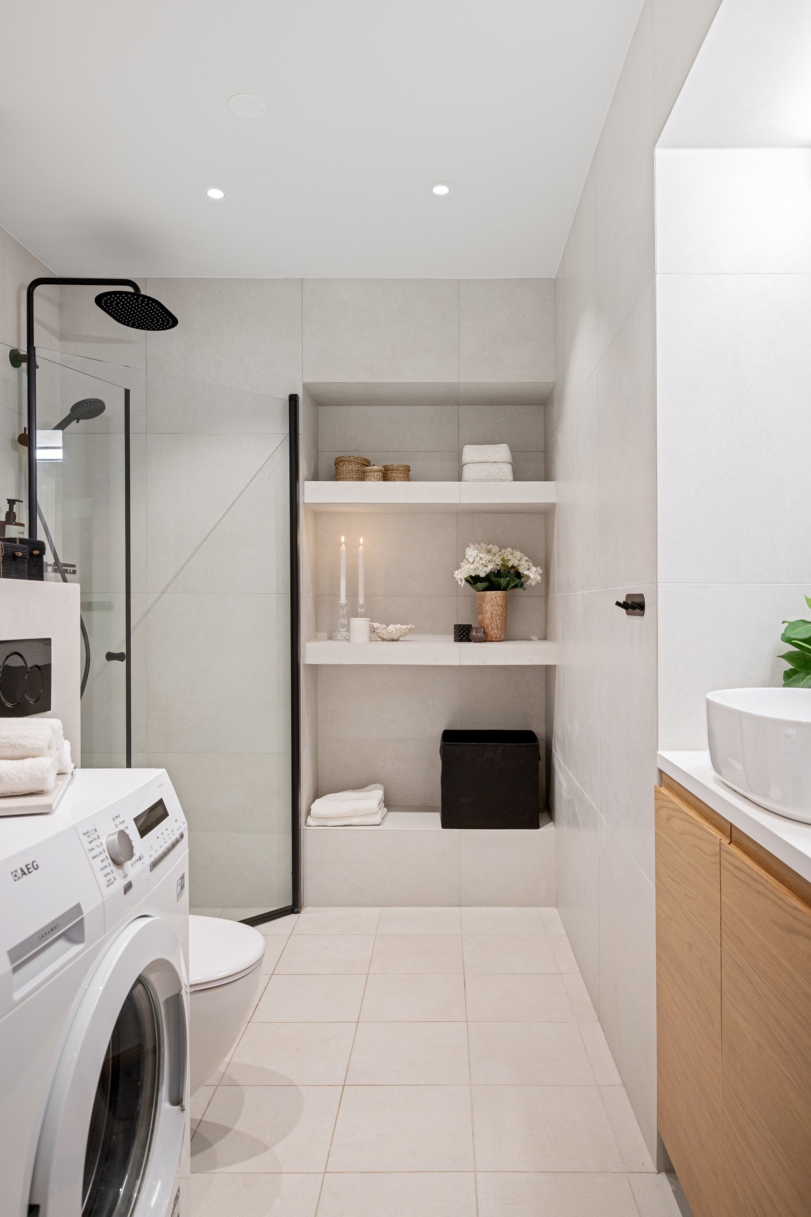 - Dusjhjørne med innfellbare dusjdører, vegghengt toalett, servant med skap og speil - Galleribilde