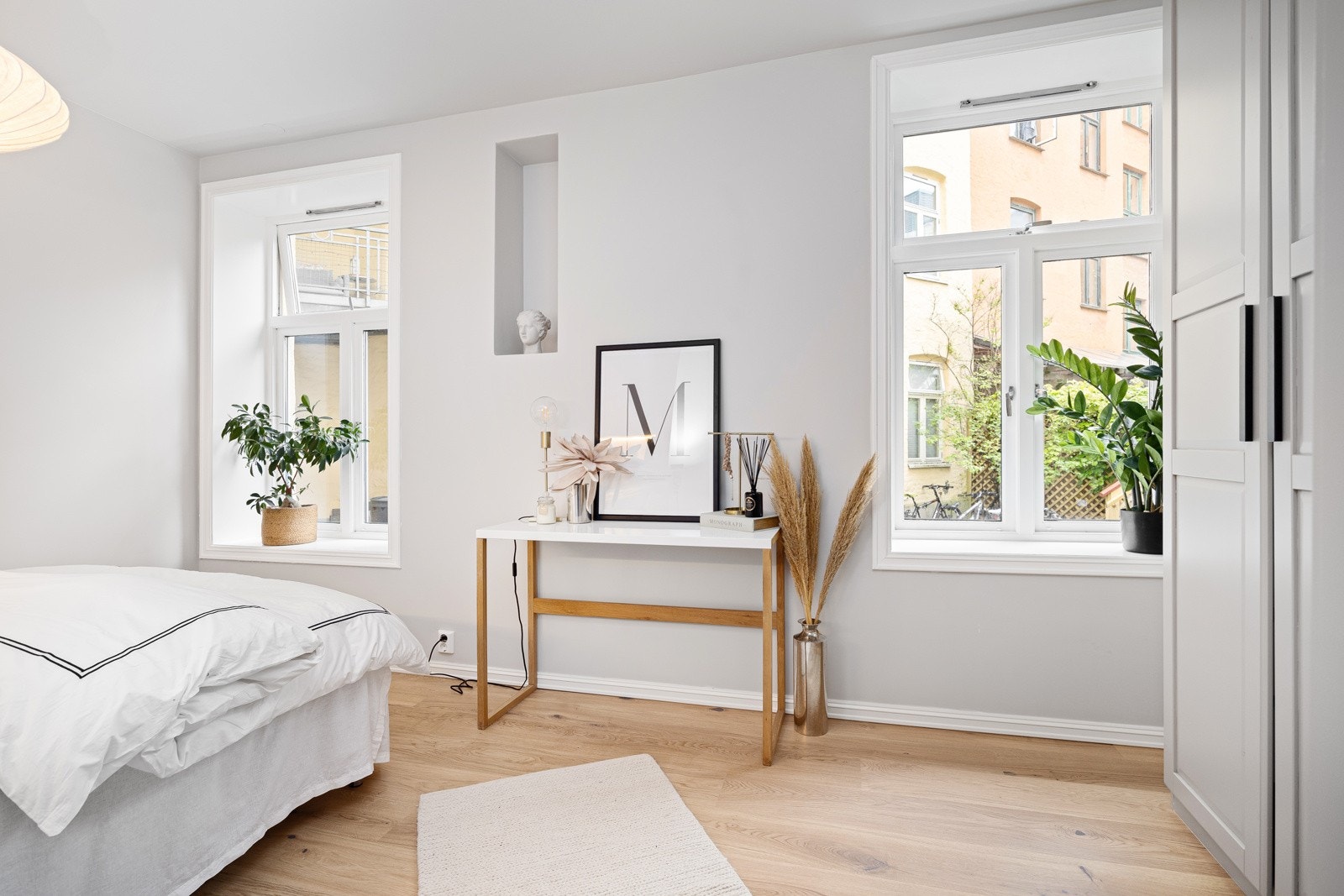 - Romslig og flott hovedsoverom med to store vinduer mot rolig, indre gårdsrom - Galleribilde