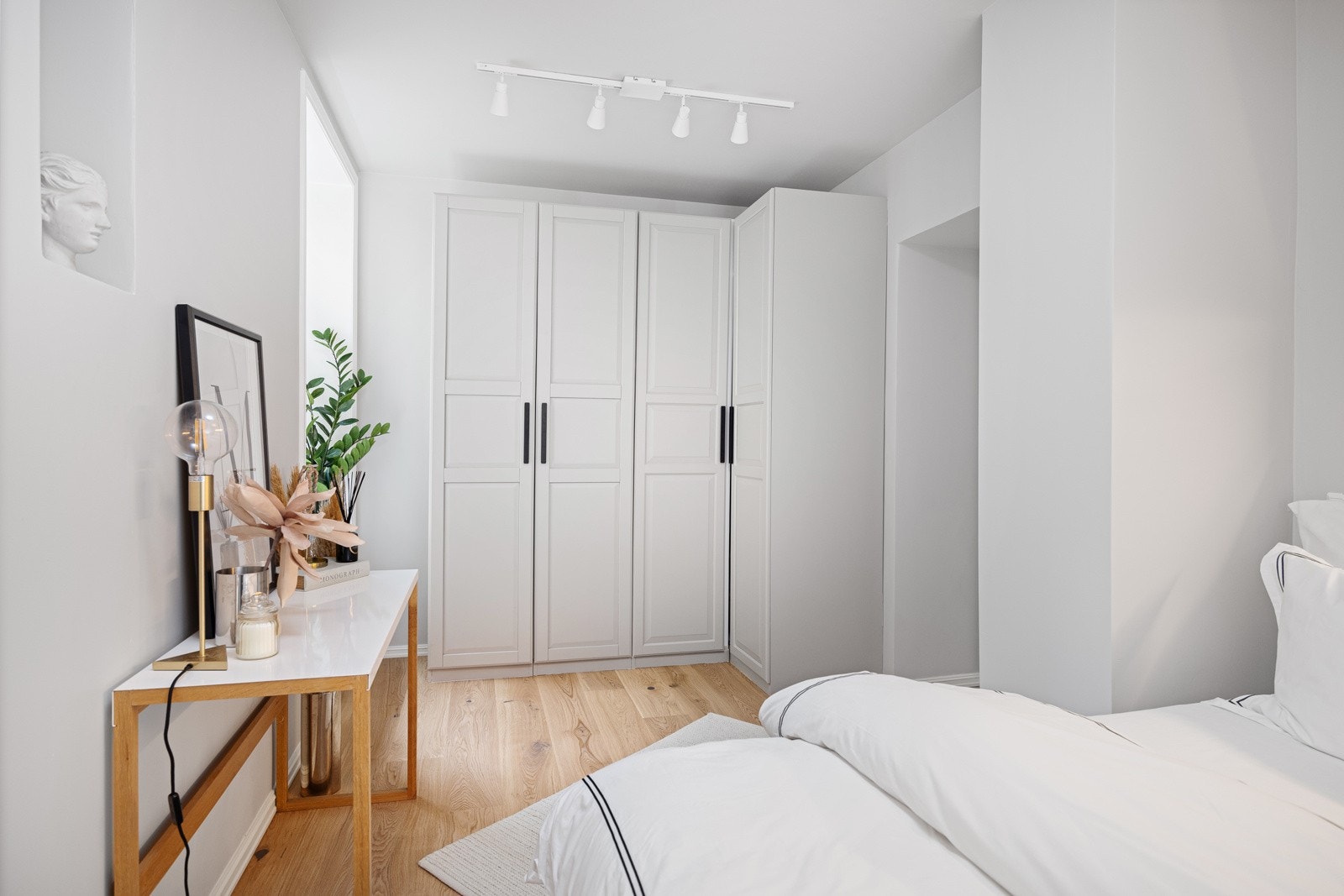 - Stor garderobeløsning på hovedsoverom medfølger - Galleribilde