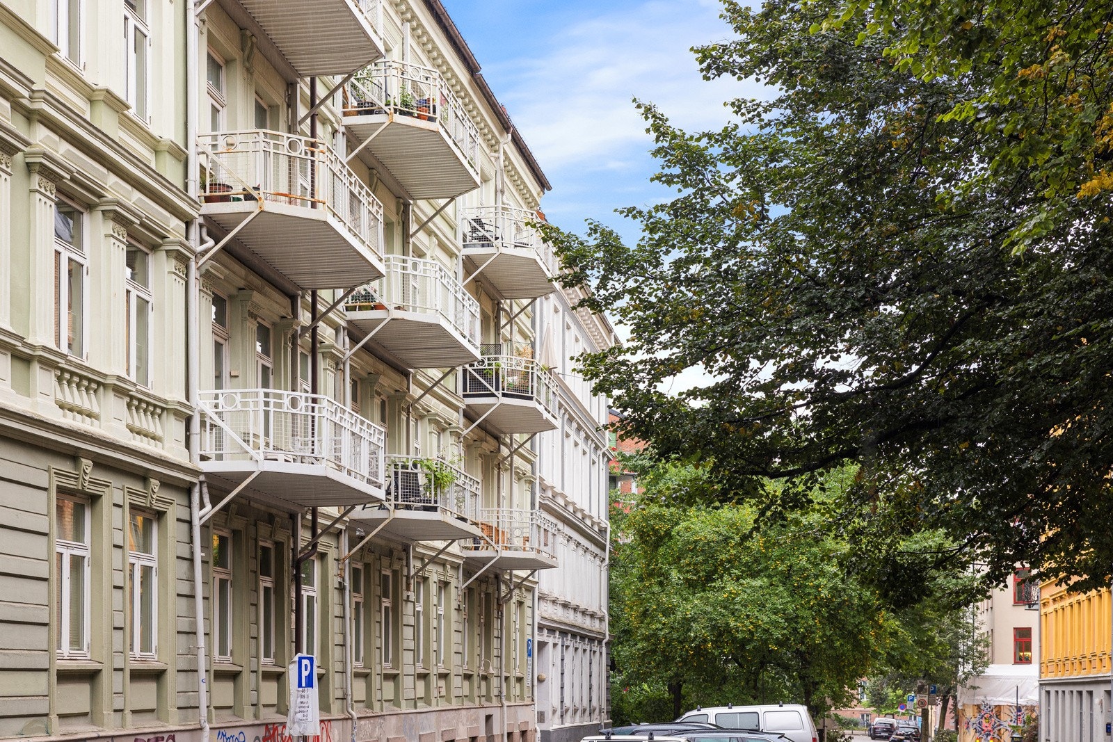 - Leiligheten vender mot indre gårdsrom og rolig, trafikkstille gate uten gjennomgangstrafikk - Galleribilde