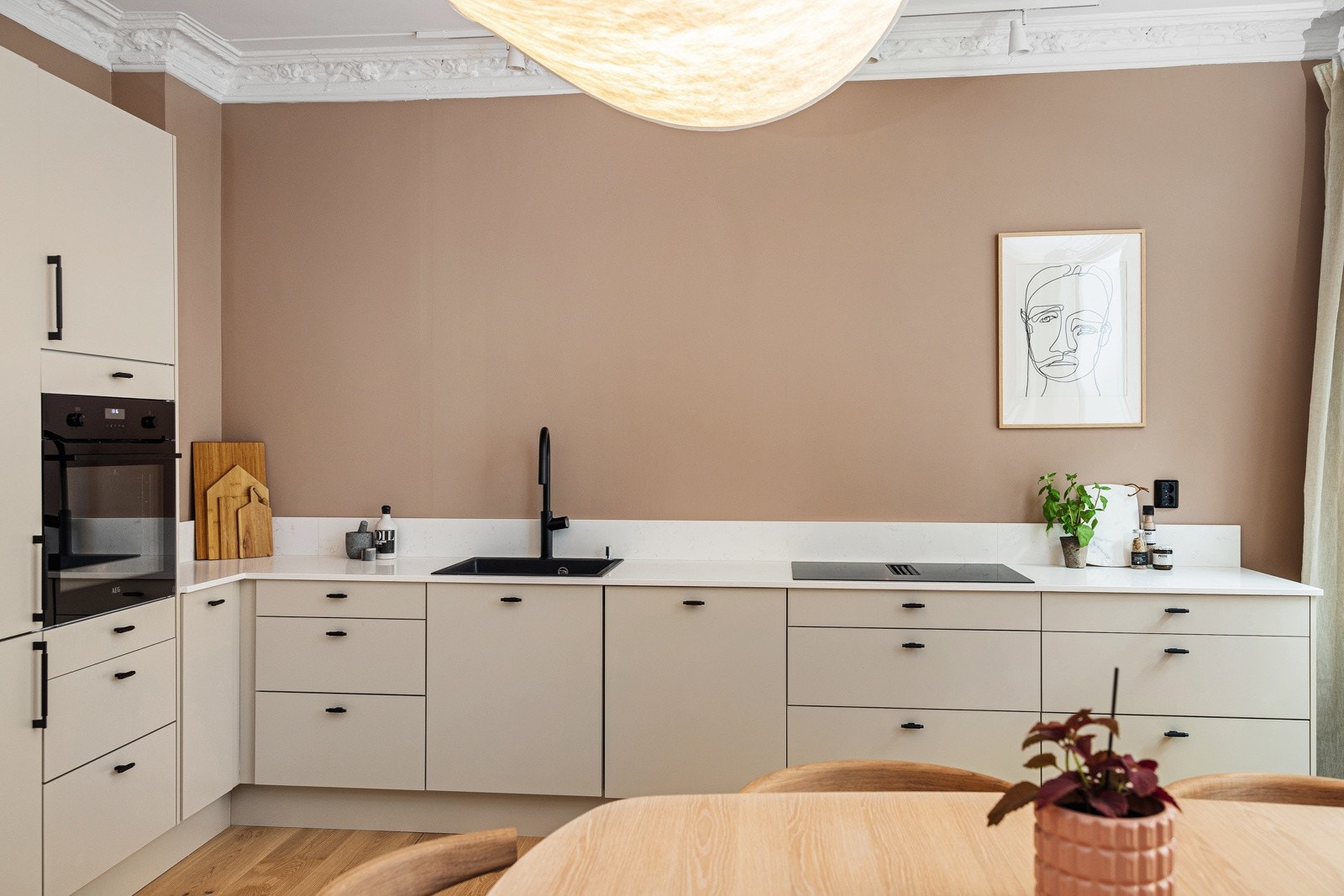 - Integrert induksjonstopp med ventilatorfunksjon, stekeovn, oppvaskmaskin, samt kjøl- og fryseskap - Galleribilde