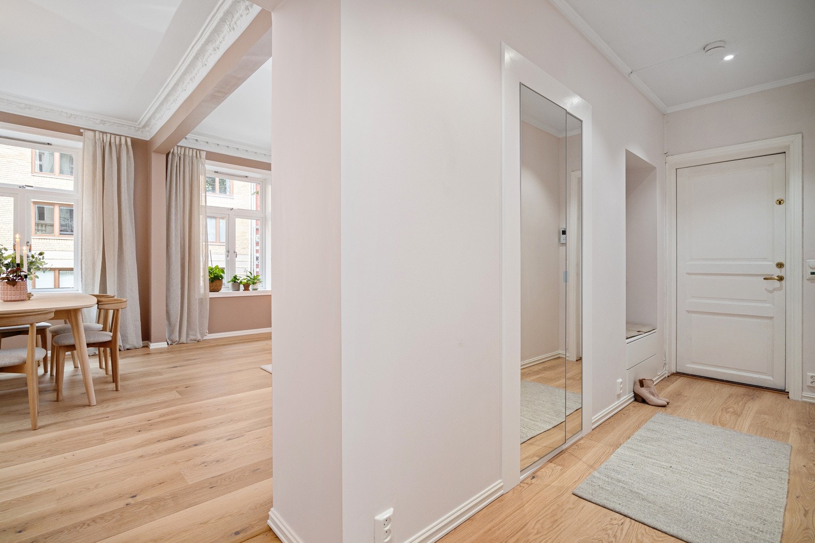 - Gjennomgående lys mellom stue/kjøkken, mellomgang og soverommet - Galleribilde