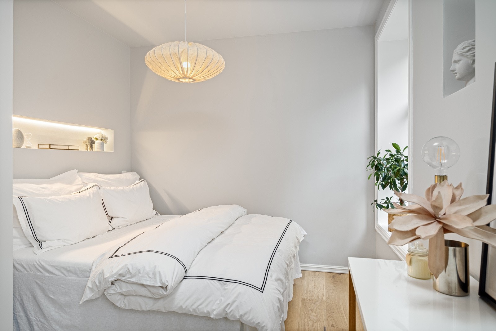 - God plass til 180 cm dobbeltseng og kommode - Galleribilde