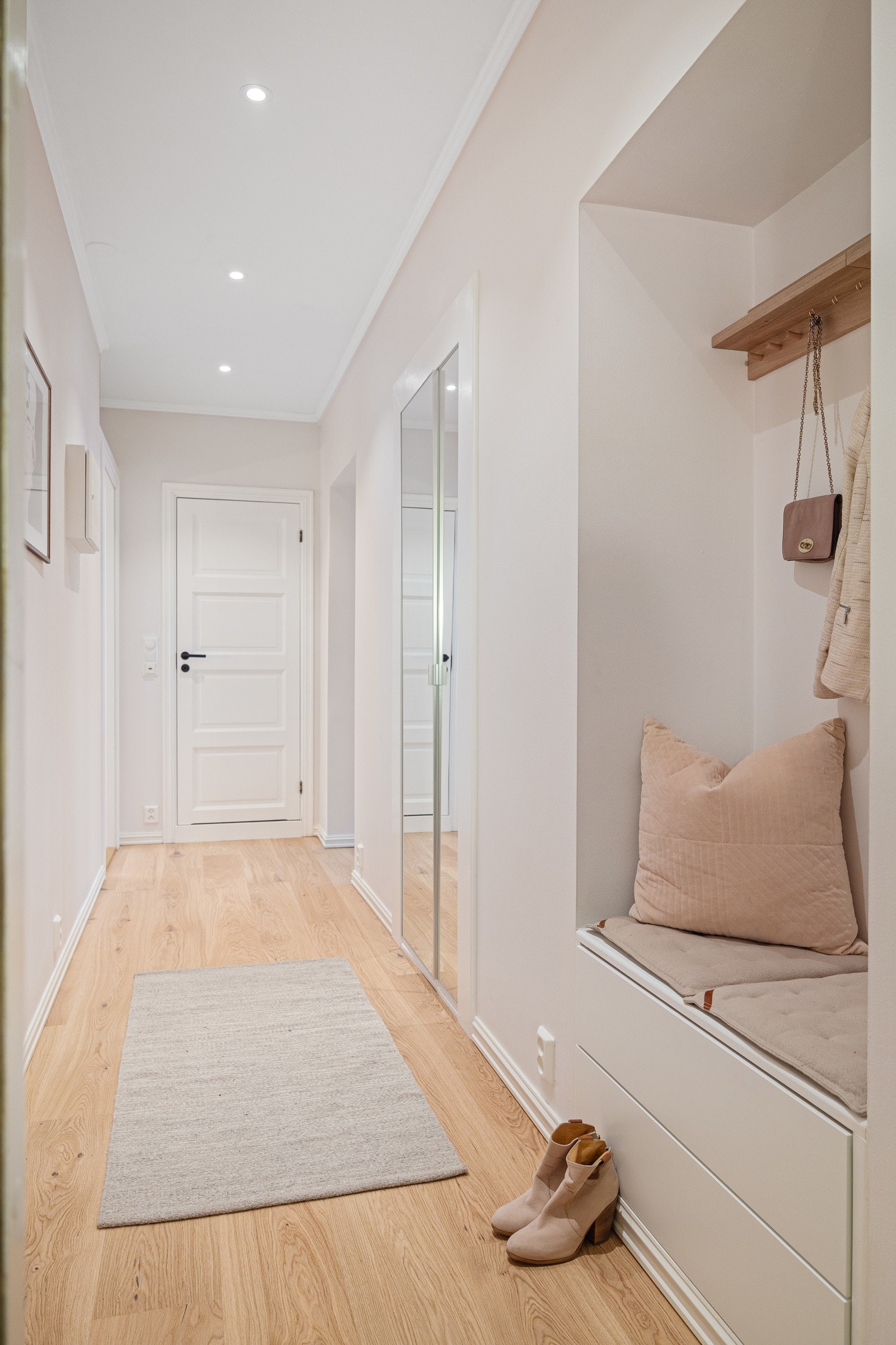 - Entré med innebygget garderobeskap med speilfront og god plass til klær og sko - Galleribilde