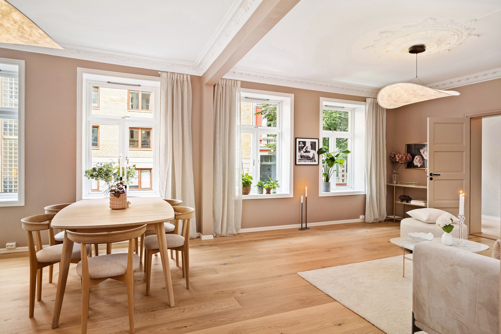 - Lys og svært tiltalende 3-roms med store vindusflater og 2,78 m takhøyde som gir gode lysforhold samt en luftig og åpen atmosfære - Galleribilde